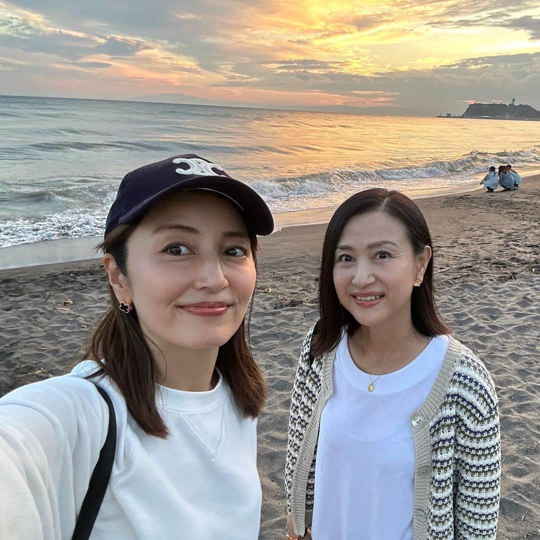 矢田亜希子さんのインスタグラム写真 - (矢田亜希子Instagram)「昨日は相沢さんと突然海行こうか！となり、行って来ました❣️ 約束もせず気軽に行ける気楽さ🫶最高🫶💕 #ドライブ#海#もなちゃんもずっと一緒#リフレッシュ#お兄ちゃんは撮影中でした#私のお芋ブームはまだ続いています#芋スイーツ #相沢さん#喋り続けてあっという間の1日」10月2日 22時11分 - akiko_yada