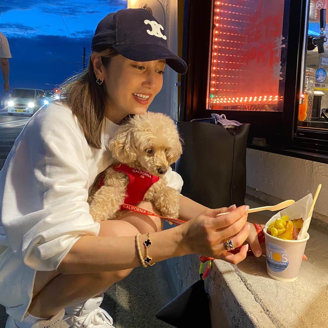 矢田亜希子のインスタグラム：「昨日は相沢さんと突然海行こうか！となり、行って来ました❣️ 約束もせず気軽に行ける気楽さ🫶最高🫶💕 #ドライブ#海#もなちゃんもずっと一緒#リフレッシュ#お兄ちゃんは撮影中でした#私のお芋ブームはまだ続いています#芋スイーツ #相沢さん#喋り続けてあっという間の1日」