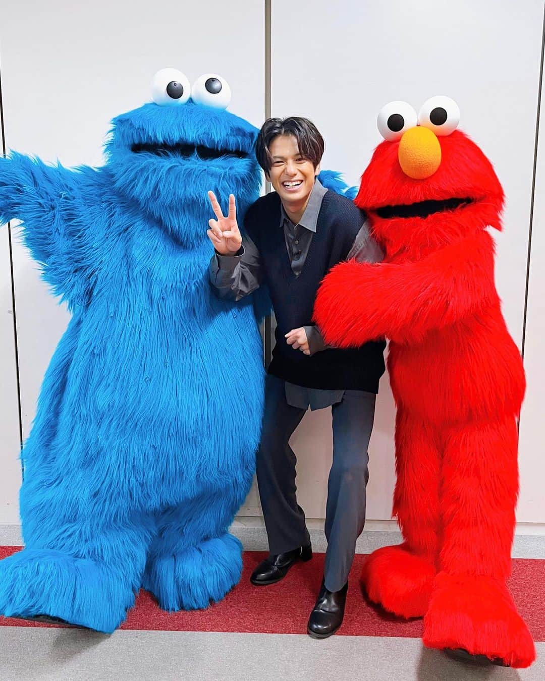 森崎ウィンさんのインスタグラム写真 - (森崎ウィンInstagram)「エルモとクッキーモンスターとウィンモリサッキーだ！！ やっと会えたね〜^ ^ 笑笑  #ネプリーグ #パリピ孔明 #森崎ウィン #MORISAKIWIN」10月2日 22時11分 - win_morisaki_official