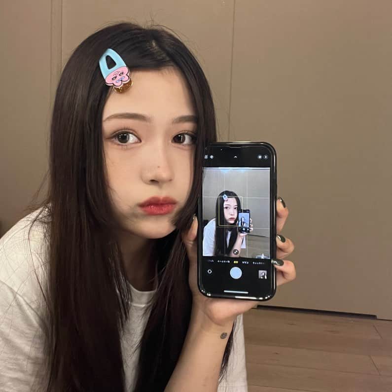 椎名亜美のインスタグラム：「前髪伸びてきたー。伸ばすか切るか迷うなー、、😌」