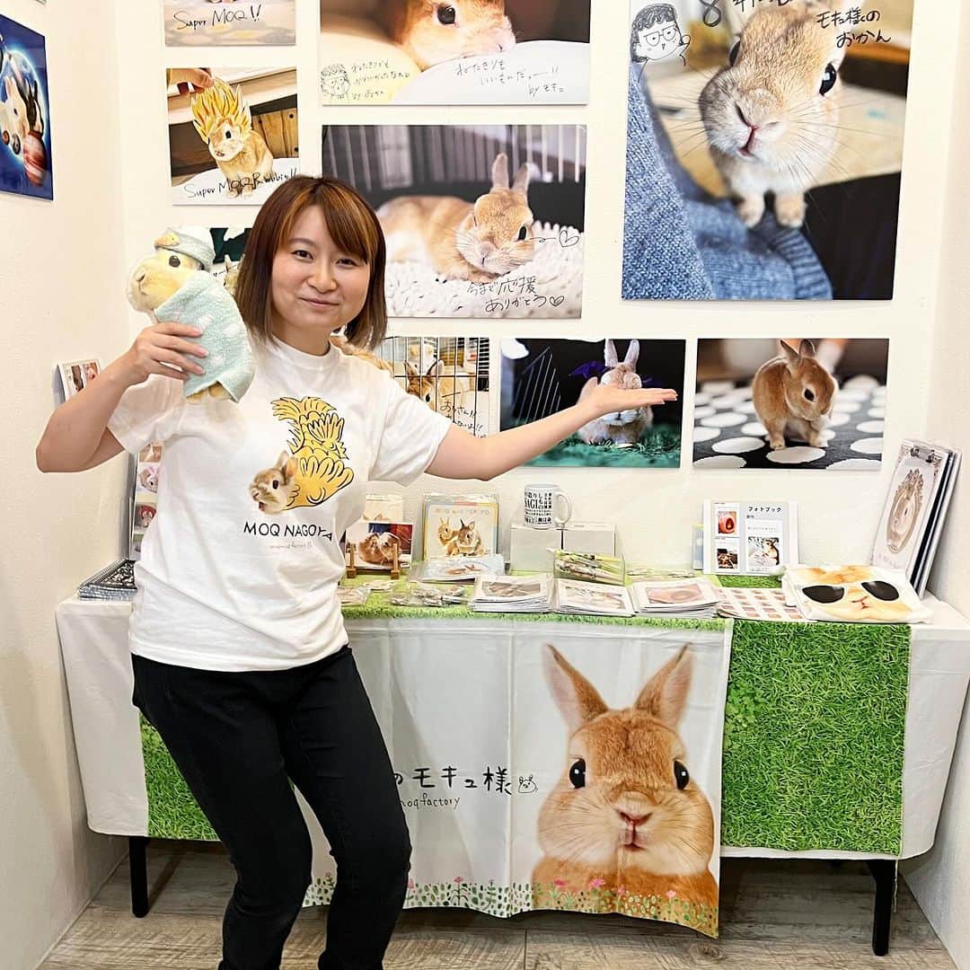 モキュのインスタグラム：「ありがとう！ うさぎしんぼる展！  先日、うさぎしんぼる展に お邪魔して参りました  声をかけてくださった方々 ありがとうございました！  追悼写真展に来てくれたのに また会いに来てくれた方  追悼写真展に行けなくてと 会いに来てくれた方  どちらもとっても 嬉しかったです❣️  ４年ぶりに向かう ギャラリーへの道のり  色々な思い出と共に とても懐かしく歩きました  ８年前、ギャラリーから うさぎしんぼる展出展の 声をかけていただき  それからこんなにも長く 出展する事になるとは 正直思っていませんでした  初めて出展した時から  「うさぎと暮らす何気ない日常」  それが私の展示テーマでした  そのテーマが皆さんに 届いてくださってると嬉しいなと 思っています☺️  この8年間でモキュの展示を 見てくださった方々 ありがとうでした！  しんぼる展メモリアル♥️ 7枚目 2016年1回目出展 8枚目 2017年2回目出展 9枚目 2018年3回目出展 10枚目 2019年4回目出展  それ以降はコロナとモキュの介護で行けず🥹  1回目から出展し続けているのは @usagraph @usagraph_island さんのみと なりました🥹  うさぐらふさんの 今回も大久野島の写真 とても素敵でした✨ （2,3枚目）  この8年間、ただの一般人の私が 調子こいてサインをたくさん書いてきましたがw  ８年目にして初めて！ 野球ボールにサインを求められましたwwww （なんでwww）  球体に絵を描くって 難しいんですねw （人生で知るはずのない知識だったw）  そして、乃木坂好きなご夫婦と しんぼる展でオタ活しましたw （やりすぎwww）  そこにさらに！もう1人乃木オタがきてww うさ飼い乃木坂トーク会となりましたww  やりたい放題でごめんなさいw 楽しかったです！  今回もお菓子いただきまして ありがとうございました！  うさぎしんぼる展は まだ続きますし 名古屋もあります！  ぜひ遊びに来てくださいねー❗️」