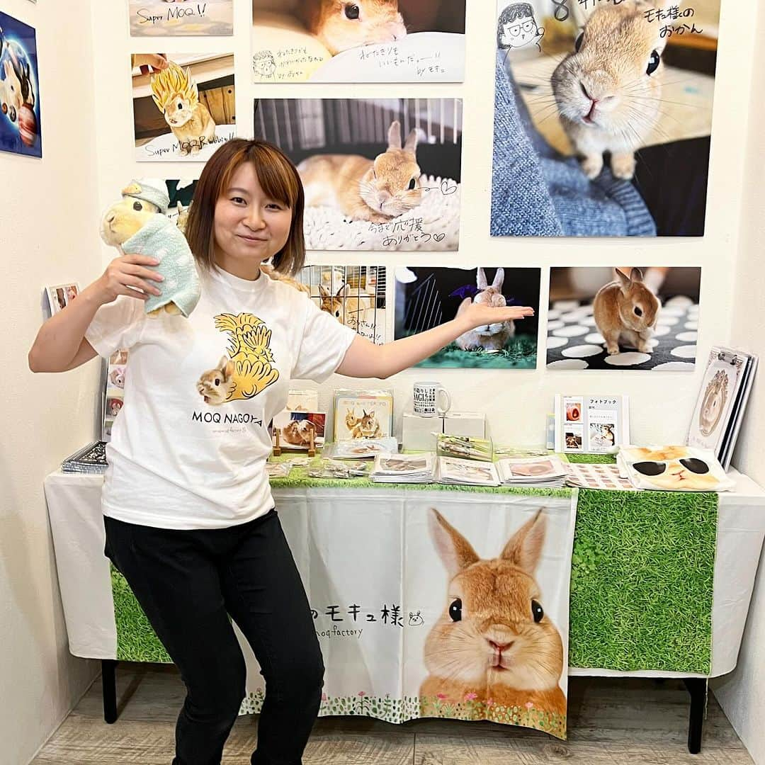 モキュのインスタグラム：「ありがとう！ うさぎしんぼる展！  先日、うさぎしんぼる展に お邪魔して参りました  声をかけてくださった方々 ありがとうございました！  追悼写真展に来てくれたのに また会いに来てくれた方  追悼写真展に行けなくてと 会いに来てくれた方  どちらもとっても 嬉しかったです❣️  ４年ぶりに向かう ギャラリーへの道のり  色々な思い出と共に とても懐かしく歩きました  ８年前、ギャラリーから うさぎしんぼる展出展の 声をかけていただき  それからこんなにも長く 出展する事になるとは 正直思っていませんでした  初めて出展した時から  「うさぎと暮らす何気ない日常」  それが私の展示テーマでした  そのテーマが皆さんに 届いてくださってると嬉しいなと 思っています☺️  この8年間でモキュの展示を 見てくださった方々 ありがとうでした！  しんぼる展メモリアル♥️ 7枚目 2016年1回目出展 8枚目 2017年2回目出展 9枚目 2018年3回目出展 10枚目 2019年4回目出展  それ以降はコロナとモキュの介護で行けず🥹  1回目から出展し続けているのは @usagraph @usagraph_island さんのみと なりました🥹  うさぐらふさんの 今回も大久野島の写真 とても素敵でした✨ （2,3枚目）  この8年間、ただの一般人の私が 調子こいてサインをたくさん書いてきましたがw  ８年目にして初めて！ 野球ボールにサインを求められましたwwww （なんでwww）  球体に絵を描くって 難しいんですねw （人生で知るはずのない知識だったw）  そして、乃木坂好きなご夫婦と しんぼる展でオタ活しましたw （やりすぎwww）  そこにさらに！もう1人乃木オタがきてww うさ飼い乃木坂トーク会となりましたww  やりたい放題でごめんなさいw 楽しかったです！  今回もお菓子いただきまして ありがとうございました！  うさぎしんぼる展は まだ続きますし 名古屋もあります！  ぜひ遊びに来てくださいねー❗️」