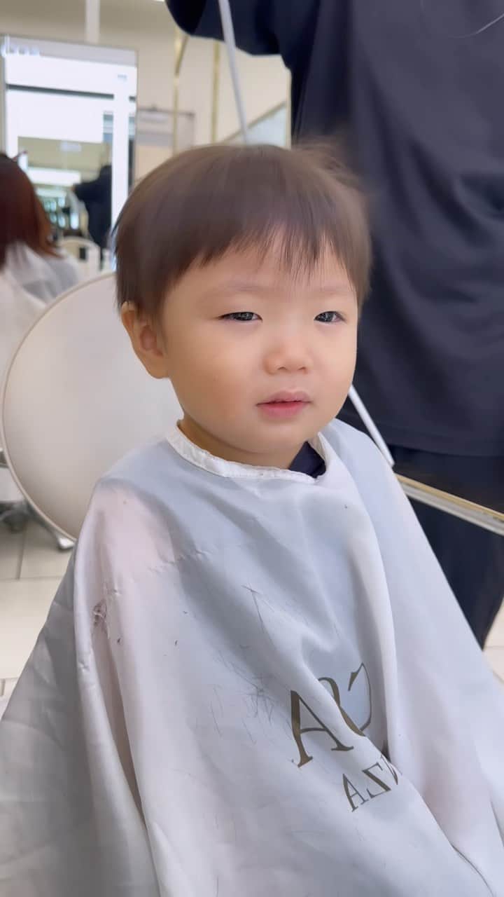 のインスタグラム：「子供のカットもいい感じになるようにやってます✂️ お母様と一緒に来て頂く方も多いです🙆‍♀️ オーダーの際に保存してお使いください✨ ˗˗˗˗˗˗˗˗˗˗˗˗˗˗˗˗˗˗˗˗˗˗˗˗˗˗˗˗˗˗˗˗˗˗˗˗˗˗ ⁡ ◌ @eisho_coa  ⁡ 前髪顔周りのどんな悩みも 是非ご相談下さい✨ ⁡ ☑︎流し前髪だけど要望と違う ☑︎前髪顔周りを切られすぎる ☑︎顔周りがなくて困っている ☑︎前髪が巻きづらく上手くいかない ☑︎変な毛がいつも前髪に出てくる ☑︎扱いづらくて困っている ☑︎おでこが狭くて悩んでいる ⁡ などなど 少しでも気になることは全てお聞かせ下さい✨ メモ持ってきても大丈夫です📝 ⁡ ˗˗˗˗˗˗˗˗˗˗˗˗˗˗˗˗˗˗˗˗˗˗˗˗˗˗˗˗˗˗˗˗˗˗˗˗˗˗ ⁡ ⁡ ◌ 料金 ◌ ・カット ¥8800 ・カット 𓂃 トリートメント ¥12100 ・カット 𓂃 カラー ¥17600 ・カット 𓂃 カラー 𓂃 トリートメント ¥22000 ⁡ ※初回のみ指名料+¥3300かかります。 2回目以降は指名料無料です。 ⁡ ⁡ 𓂃 よくあるご質問 𓂃 ⁡ ⁡ Q . 予約はどうしたらいいですか？ ⁡ ✎ プロフィールのURLからお待ちしております✨ ⁡ ⁡ Q . 場所はどちらですか？ ⁡ ✎ 東京都中央区銀座6-13-9 GIRAC GINZA 7F 【銀座駅5分、東銀座駅から徒歩3分】 ⁡ ⁡ Q . 投稿に可愛い子しか載っていないですが、 私が行っても大丈夫ですか？ ⁡ ✎もちろん大丈夫です。 僕のお客様は【3歳〜74歳】の 子連れ様から老若男女幅広いの方が ご来店してくださっております。 女性は必ず可愛くします！ 実は男性のカットも得意です。 最近ご紹介もかなり多いです✨ ⁡ Q . どんな美容師？ ⁡ ✎ お話するのが好きです✨ ただ施術中は技術に没頭する時があり その時はあまり話さなくなります✂︎ ⁡ Q . カウンセリングはしっかりしてもらえますか？ ⁡ ✎もちろんです！ 前髪顔周りの生え際、癖毛、割れめ、こめかみ、 頬骨、えら、丸顔、面長、りんかく などのお悩みもしっかりカウンセリングさせて頂いてから 施術に入らせて頂きますのでご安心ください✨ ⁡ ⁡ カットは【前髪】【ロングレイヤー】 が好きですが、 ミディアム、ボブ、ショート、 メンズカットも好きです。 巻きも得意なので、 知りたい方はなんでもお伝えします✨ ⁡ カラーはブリーチなしのワンカラーで 【艶感】【透明感】【くすみ感】が出るように 300種類以上の中から 独自の配合で調合しております。 ⁡ ストレートはダメージを最小限で抑えられるように かなりこだわっています！ 微アルカリ〜弱酸領域の範囲で施術するので 基本的に【ヘアカラー】と同時施術が可能です✨ ⁡ トリートメントはできるだけ長持ちできるように 【手触り】【質感】にこだわっています！ あとはアウトバスのヘアケアも重要なので 興味ある方はしっかり説明しています✨ ⁡ パーマは最近持ちの良いデジタルパーマが好きです。 熱処理する事で普通のパーマより持ちが良くなります。 僕の使う薬剤は基本的にダメージを最小限でかけるので コテを使って巻いても大丈夫です。 巻かなくても普段のスタイリングはかなり楽になります✨ ⁡ #銀座　#千葉　#前髪カット　#顔周りカット　#小顔カット　#おくれ毛カット　#顔周り　#前髪　#シースルーバング　#かきあげ前髪　#小顔に見える顔周り #小顔カット #似合わせカット　#おくれ毛　#前髪顔周り似合わせ」