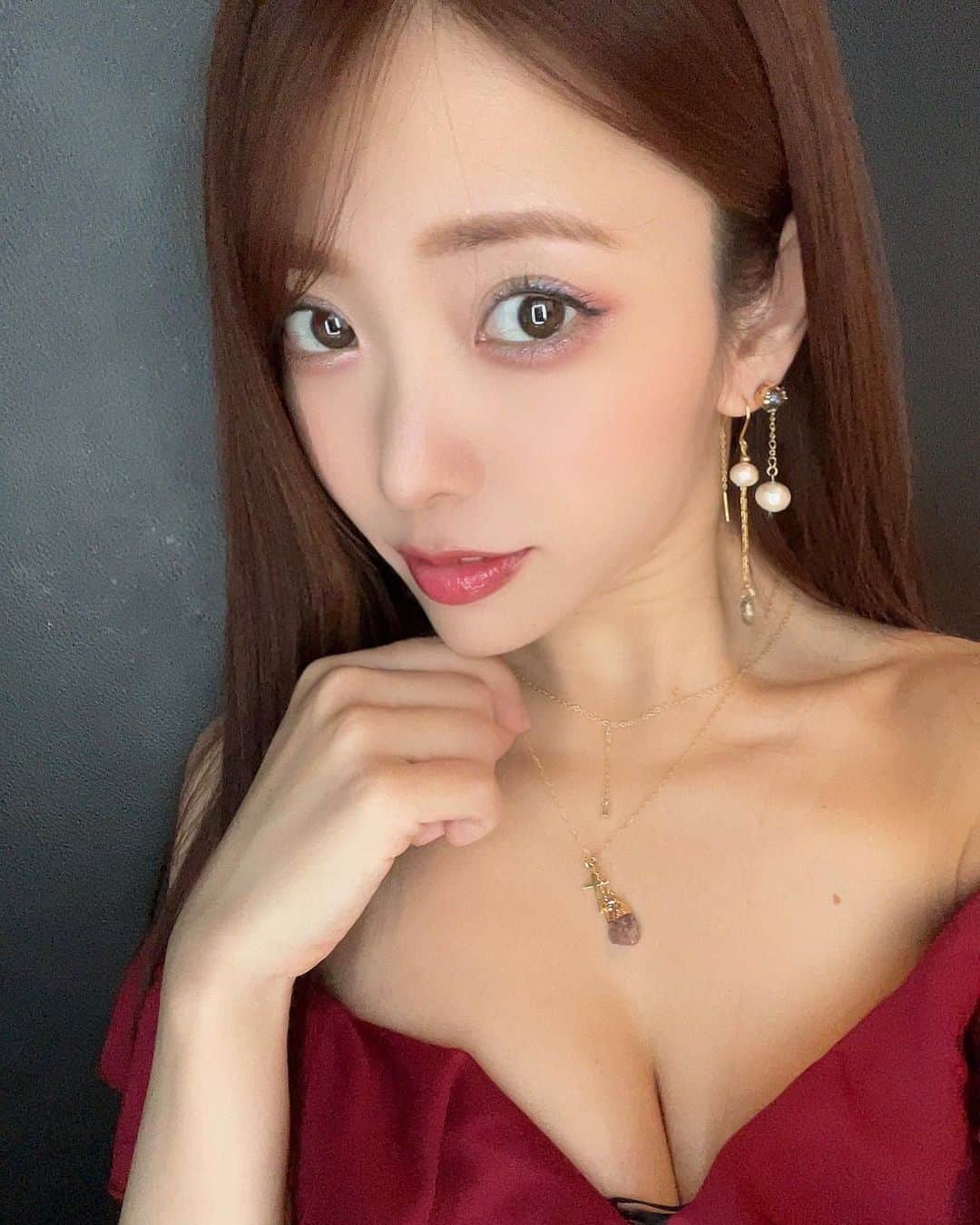 白石みずほさんのインスタグラム写真 - (白石みずほInstagram)「_💎birthday event2023💎  大人になったので ドレスなんて着ちゃって 珍しくお化粧もバシッとして 例年に比べてお酒の量も減らしたし みんなとしっぽり？と大人な会を試みましたけど、、 やっぱりたっっのしくて いつも通り終始ワイワイしましたね🥰  お誕生日月が終わってしまってさみしいよお😔 でも、今年もイベントとかで何回もお祝いしていただけて幸せでした💎皆さんいつも本当にありがとう🍾  今回もお手伝いしてくれたなおちゃんには、 毎度お世話になりすぎていて本当頭が上がりません🙇‍♀️ これからもお世話してね。笑 @bigbears0521   アクセサリーはしっかりcharMe.の新作で🥰 ドレスにも合うね👗かわいい @charme.__official   #それでは皆様 #10月もよろしくお願いします」10月2日 22時15分 - mizuhoshiraishi