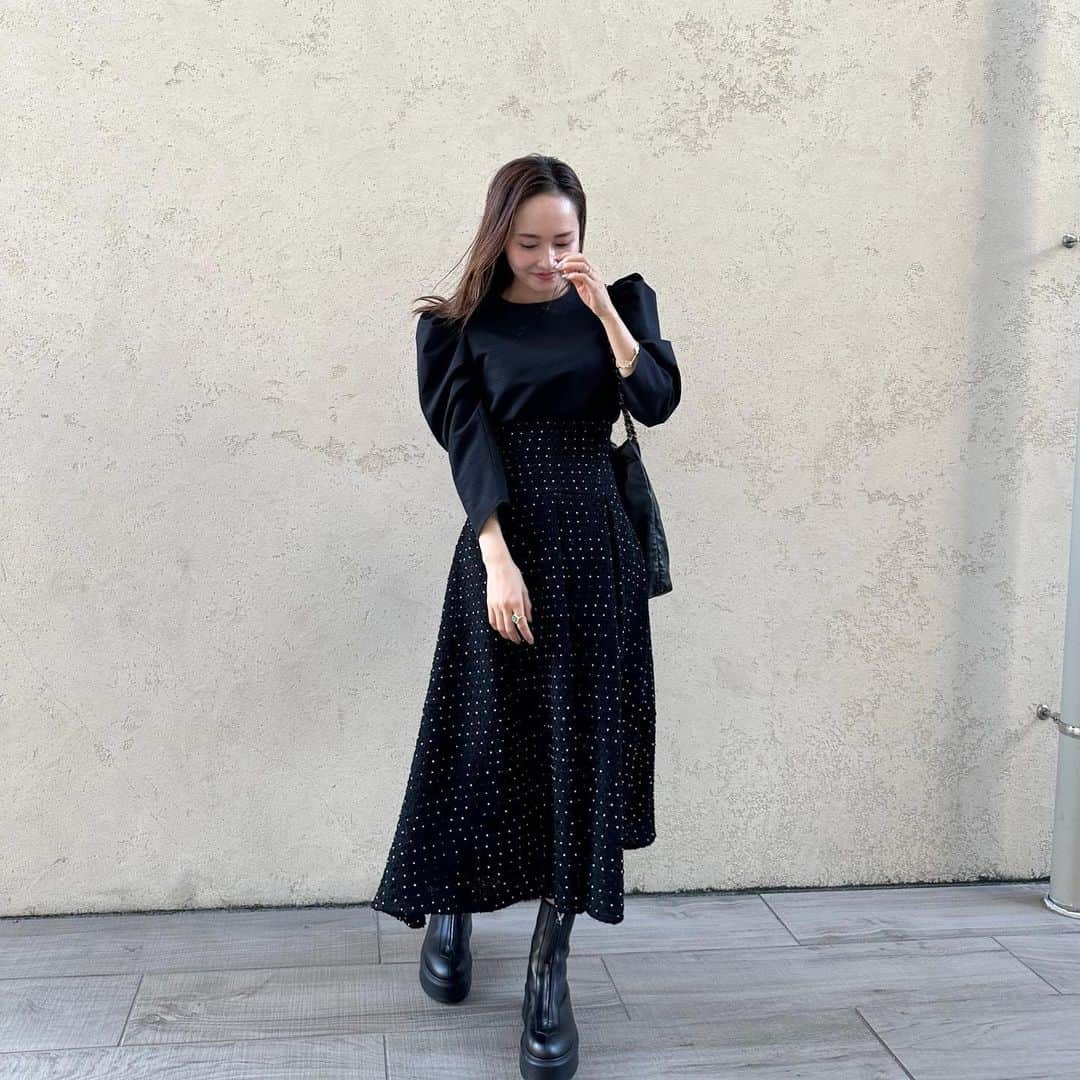 のインスタグラム：「All black 🖤  Puff sleeve blouse black  ＋ Dot tweed skirt black  ハイウエストのスカートシルエットがなんだか新鮮で お気に入り😚🖤  tops/skirt @_bluelea_  bag @chanel boots @therow」