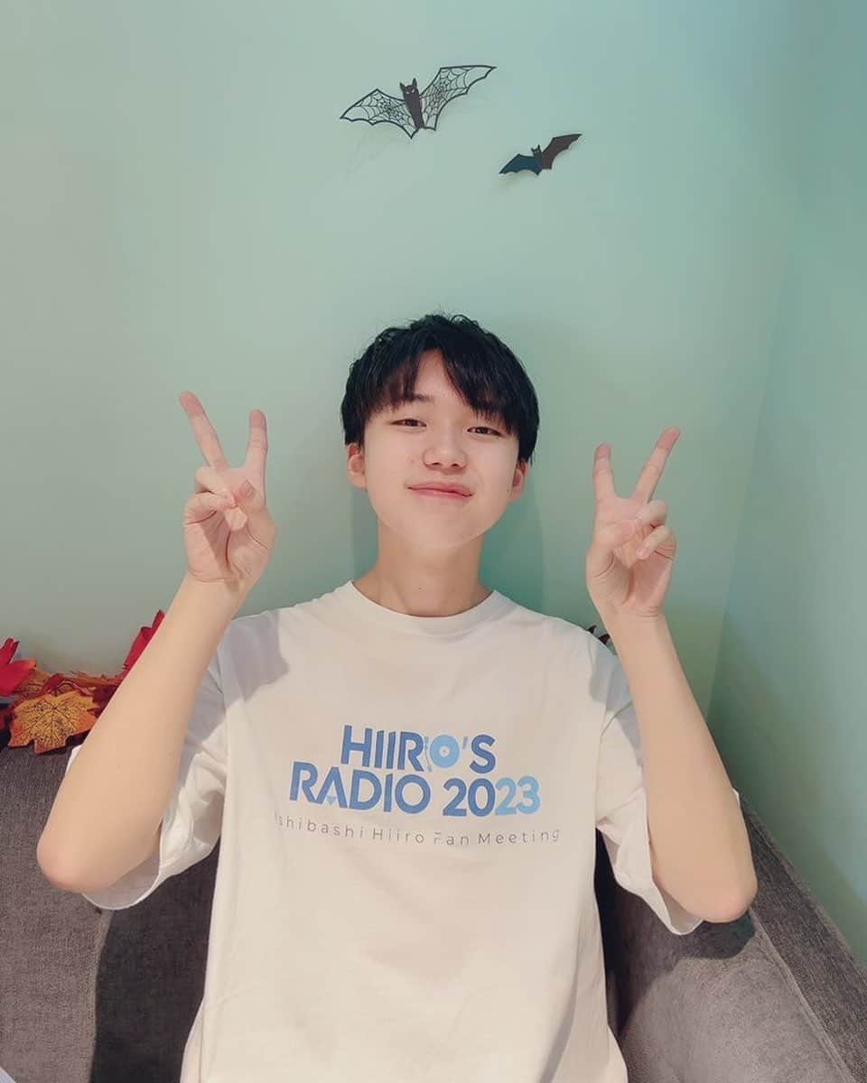 石橋陽彩のインスタグラム：「🎃🦇  今日はHiiro's RadioロゴTシャツを着てとある撮影をしてきた〜！！一体、なんの撮影だったのかっ、、、お楽しみに〜🎃🍬」