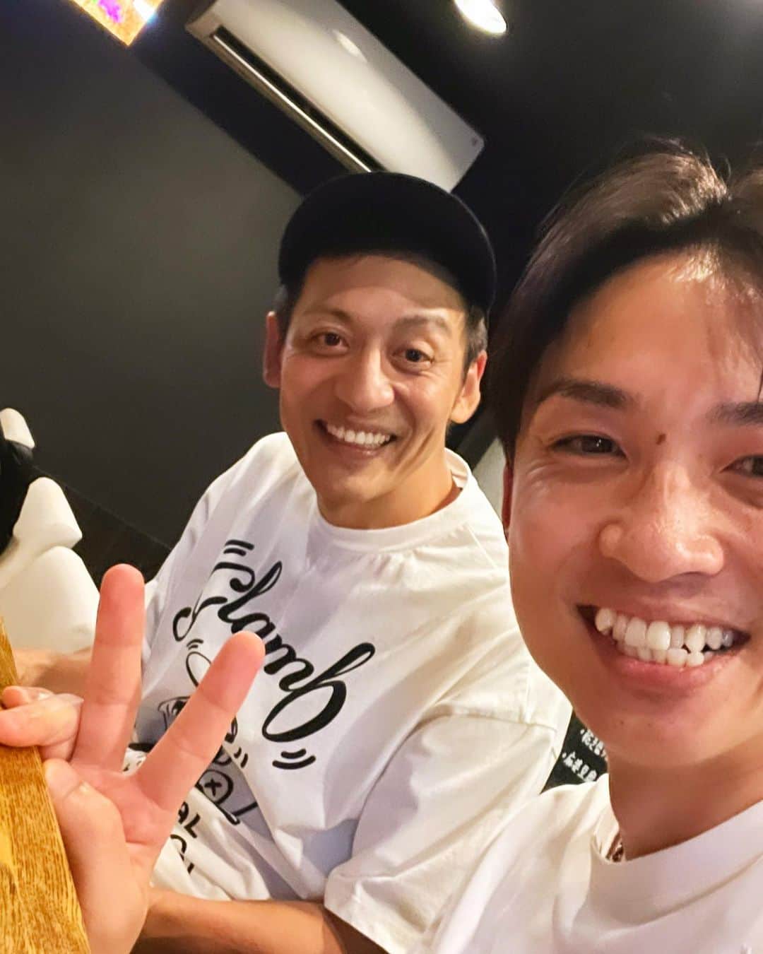 河井ゆずるのインスタグラム：「10月6日17時頃からYouTubeシュタインの生配信しますので、宜しければご覧ください！  YouTubeシュタイン、プレハブチャンネル共に更新してますので何卒宜しくお願いします🔥  この間、カラカラ終わり村田さんと飲ませてもらいました🍺カラカラは次は12月にありますので、是非劇場へお越し下さい！！！」