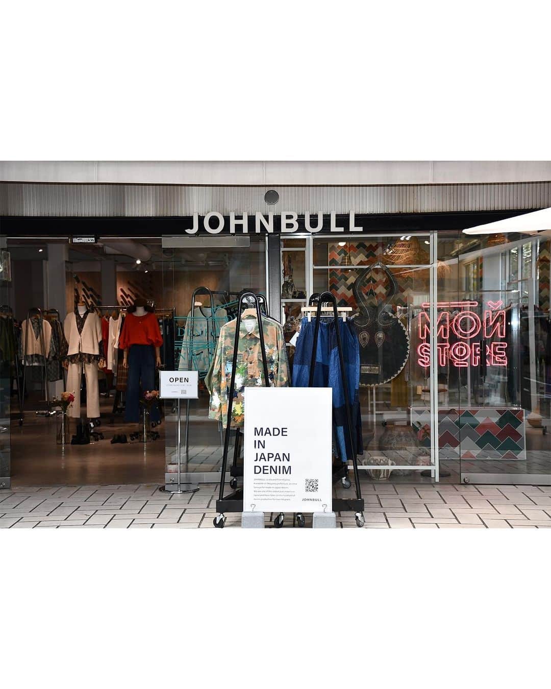ジョンブルさんのインスタグラム写真 - (ジョンブルInstagram)「⁡ JOHNBULL SHOP CRUISE IN TOKYO 都内、コンセプトの異なる3店舗を一挙にご紹介 ⁡ JOHNBULLでは現在様々なコンセプトの異なる店舗を展開しております。 今回は屋号、コンセプトの異なる東京都内3店舗を一挙にご紹介致します。 どの店舗もアクセスが良いため、週末にぐるりと回って見比べて頂くのもおすすめです！ ⁡ ⁡ JOHNBULLの新たな旗艦店として2020年9月にオープンしたJOHNBULL表参道店。 ⁡ 表参道店はオリジナルブランド【JOHNBULL】とJOHNBULLプレスのサリュコワ マリアがディレクションする【MOY STORE】が併設された初の「1shop2concept」ショップです。 ⁡ ジョンブルの定番、デニムやミリタリーアイテムはもちろん、1点ものを多く取り扱うアップサイクルプロジェクト【rebear by Johnbull】【rebear Vintage】のアイテムも充実した品揃えが魅力。 岡山県にある自社工場で縫製したオリジナルデニムも、多彩なラインナップで展開。 ⁡ 表参道店では常にMENS/WOMENS問わず充実したデニムコーナーをご用意しております。 新作のデザインデニムから、唯一無二なパッチワークデニムが人気の【rebear by Johnbull】も一挙ご覧いただけます。 ⁡ ⁡ <店舗情報> JOHNBULL 表参道店/MOY STORE 東京都渋谷区神宮前5丁目2-14　1F（LINE@ID:@yck1935g） Tel : 03-3797-3287 営業時間 11:30~19:30 instagram： @johnbull_omotesando  ⁡ #JOHNBULL #johnbullprivatelabo #JOHNBULL表参道 #表参道 #moystore」10月3日 9時00分 - johnbull_private_labo