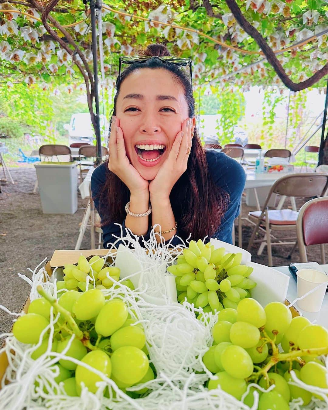 野沢和香さんのインスタグラム写真 - (野沢和香Instagram)「山梨へ行ったからには、滑り込みでぶどう狩り最終日🍇 長年お世話になっている勝沼の #朝日園 さんのブドウは特大の大粒で瑞々しさがちがう✨ もぎたては本当〜に格別✨皮がはじけそうにパリっ♪中の果汁がジュワーっと感動の美味しさなんです。  沢山狩って大満足🙌 あー🍇美味し〜い🤤 フルーツって元気になるね☀️✨」10月2日 22時19分 - wakanozawa