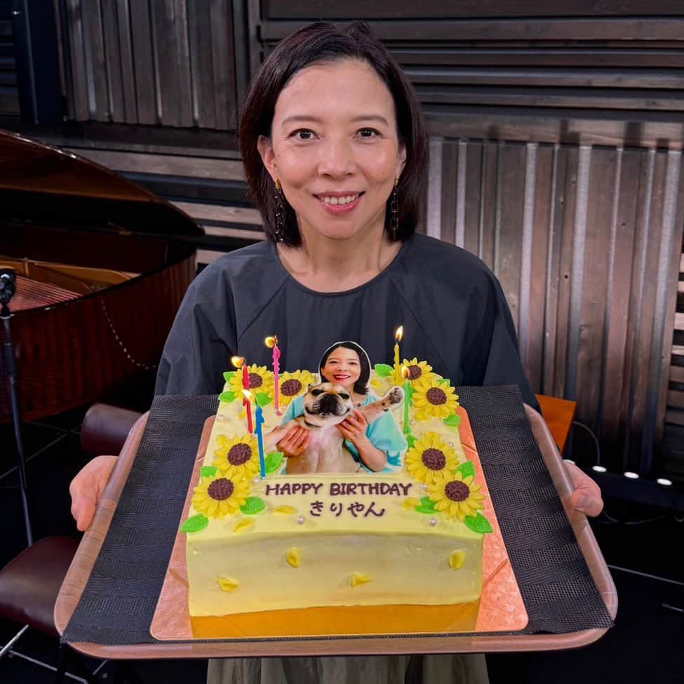 霧矢大夢のインスタグラム：「お陰様で…  本日元気に誕生日を迎える事ができました😌 年齢的には誕生日がぜんぜん嬉しく無くなってきてますが😅💦  この世に誕生させてくれた両親、そして「おめでとう」と言って下さる全ての方々に感謝しか無いです😌ありがとうございます✨  9/30のファンクラブイベントで、ファンの皆さま、司会ゆうちゃん(達つかささん)ピアノ松田真樹ちゃん、そして本日のこまつ座「連鎖街のひとびと」の稽古場でお祝いして頂きました😭  幸せ過ぎました😭 この1年も満喫します👊👍👊👍」