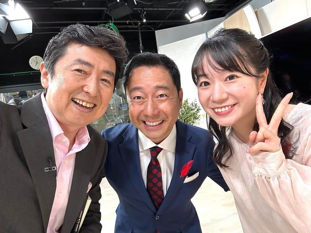 笠井信輔のインスタグラム：「テレビ静岡の「ただいまテレビ」月曜コメンテーターとしての出演が今日から始まりました  中央がメインの蓮見アナ 右がアシスタントの室伏アナ  バービーさんとの一緒の出演  2時間を超えるワイド番組のスタジオでのコメンテーターは「とくダネ!」時代を思い出して、とても懐かしい気分になりました  今日は、いきなり 「ジャニーズ事務所の解体、廃業会見」  会見を全て見て いろいろコメントしましたが ここに書かせていただくと  これまでの概報通り、 社名変更 新会社設立 新会社のへのタレント移行 など、といった発表  私が1番注目したのは  新会社は「芸能プロダクション」ではなく 個人やグループと個別にエージェント契約を結ぶ 「エージェント会社」になる  と言う点です  ハリウッドのスターは、大体この方式なのですが 所属事務所がトラブル対応やスケジュール管理など包括的に面倒を見て、報酬の1部をタレントに支払う方式とは違って  いわば仕事を取る「営業」と、 「出演料の交渉」を行い その手数料を取る  自分が何をしたいかと言うことに関しては、タレント個人が決めていく会社のスタイルになると理解しました  まさに解体的、ジャニーズ事務所廃業を見据えた発表だと思いました  ただ、こうなると、所属タレントとしていろいろ面倒みてもらうということではなくなるので  特にCMなどをいくつも抱えているようなジャニーズの有名俳優、人気タレントはこれを機に やめていく人が増えるのではないかなと感じています  俳優、タレントは何も悪くないのに、「ジャニーズ事務所に関わっているので、仕事がもらえない」と言う状況が生まれています  企業は個人ではなくジャニーズ事務所と契約をしたので、これは仕方がないことです  一方、「新しい地図」の稲垣さん、香取さん、草彅さんを見ても分かる通り、やめた人には何のペナルティーもありません  芸能プロダクションでなくなるなら「この際、完全に新会社と縁を切った方が仕事をしやすい」と考えるタレントさんや俳優さんが出るのも無理はないと思うのです  そして、番組の最後に付け加えて話したのは  会見の進行役の司会者が素晴らしかった‼️ということ  私も逆風の吹く会見の司会をしたことがありますが、あれほど混乱する会見の経験はありません  見ていて、なんと毅然とした、しかも上から目線でない丁寧な、それでもしっかりと言うべき事は言うと言う すばらしい仕切りの司会でした  NHKの元アナウンサー、松本和也さんです  「紅白歌合戦」や「NHKのど自慢」の司会などを経験している方で、今はフリー  最初の記者会見の司会者の評判がいまひとつだったので 今回この役を引き受けるのは大変だったと思いますが 松本さん！同じプロとして敬意を表する司会ぶりでした  今日はスタジオでそんな話をさせていただきました  また、来週月曜も 静岡地方の皆さんよろしくお願いします  #ただいまテレビ  #テレビ静岡  #テレしず」