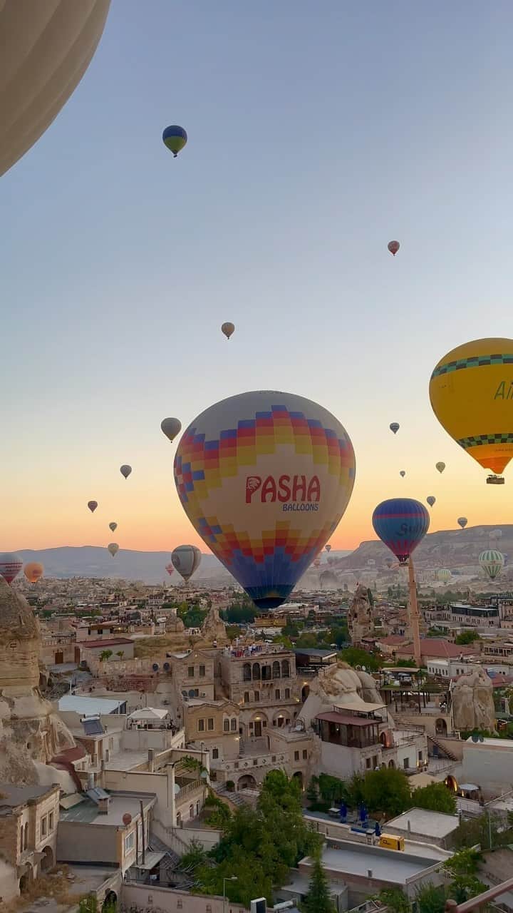 Earth Picsのインスタグラム：「What to build the perfect itinerary for Cappadocia? Go click the link in our bio and just type Cappadocia!   🎥 by @nicoletono_  📍 Cappadocia, Turkey 🇹🇷」