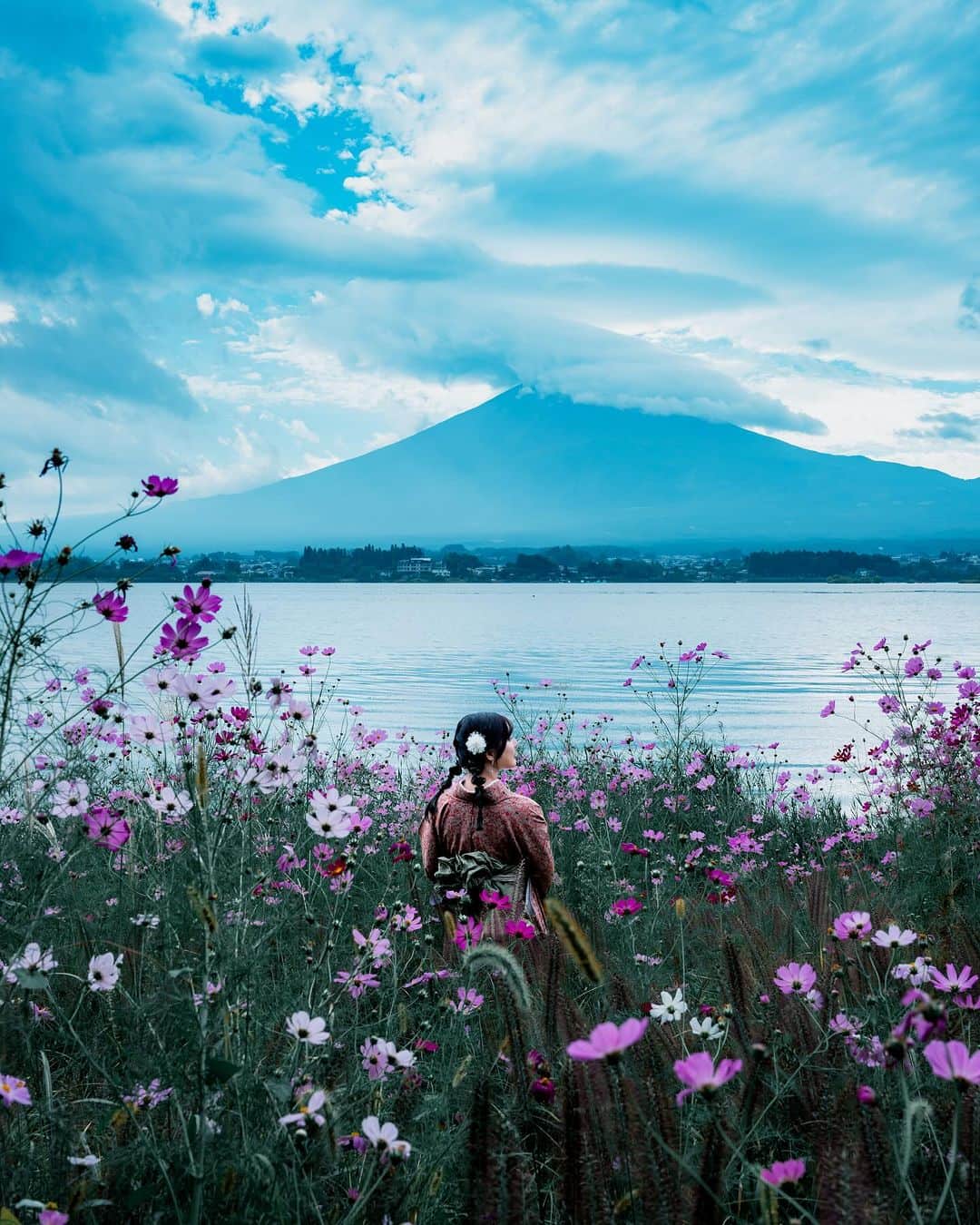 shabonのインスタグラム：「* . . . . . 今年も富士山は見えなかったけど コスモス綺麗だったなぁ🥹🌼 . シャインマスカットパフェが 美味し過ぎた🤤🫶 . . model : @fujirom_ . special thanks. @amatou_0429  . . FUJIFILM GFX50S II /  GF45mm F2.8 R WR . FUJIFILM X-T5 /  XF50-140mm F2.8 R LM OIS WR . . . . . . *」