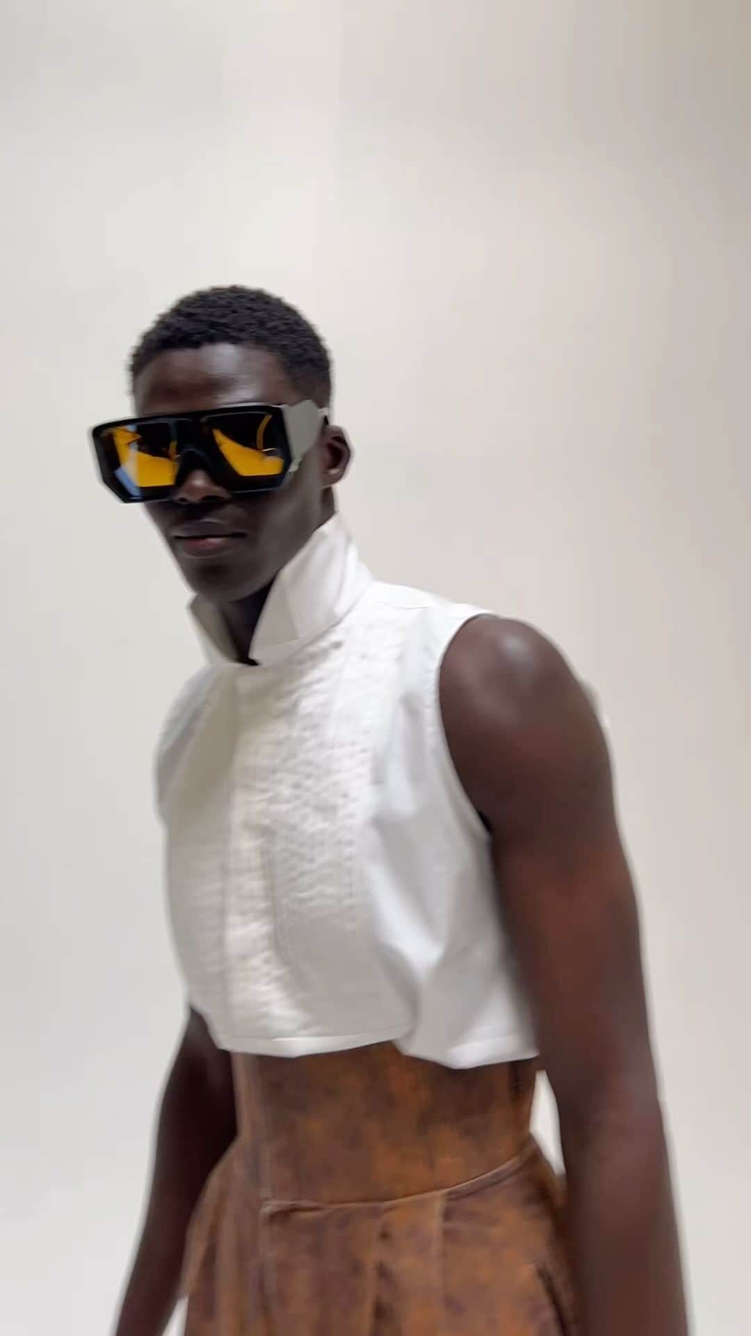 コモノのインスタグラム：「KOMONO x IGOR DIERYCK  The YESSIR collection is inspired by a reflection on the place of hotel staff within their establishment. The objective is to highlight those who are ignored and concealed by a system that does not give them the place to be powerful and represent the different protagonists sharing the space of the hotel lobby.」