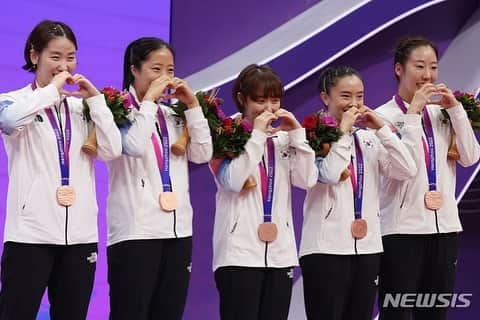 梁夏銀さんのインスタグラム写真 - (梁夏銀Instagram)「항저우 아시안게임 단체 🇰🇷🥉 . .  우리 멤버 5명 함께 할수 있어서 행복했고  좋은 추억 만들어줘서 고마워요 😭 진짜 잊지 못할거야.... 🫶🏻💜 #TeamKorea 🇰🇷 대표팀 코칭스텝 선생님들 모두 수고하셨고 감사합니다 🙇🏻‍♀️👏🏻」10月2日 22時28分 - yang_haeun