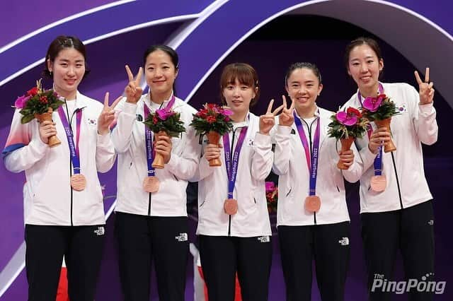 梁夏銀のインスタグラム：「항저우 아시안게임 단체 🇰🇷🥉 . .  우리 멤버 5명 함께 할수 있어서 행복했고  좋은 추억 만들어줘서 고마워요 😭 진짜 잊지 못할거야.... 🫶🏻💜 #TeamKorea 🇰🇷 대표팀 코칭스텝 선생님들 모두 수고하셨고 감사합니다 🙇🏻‍♀️👏🏻」