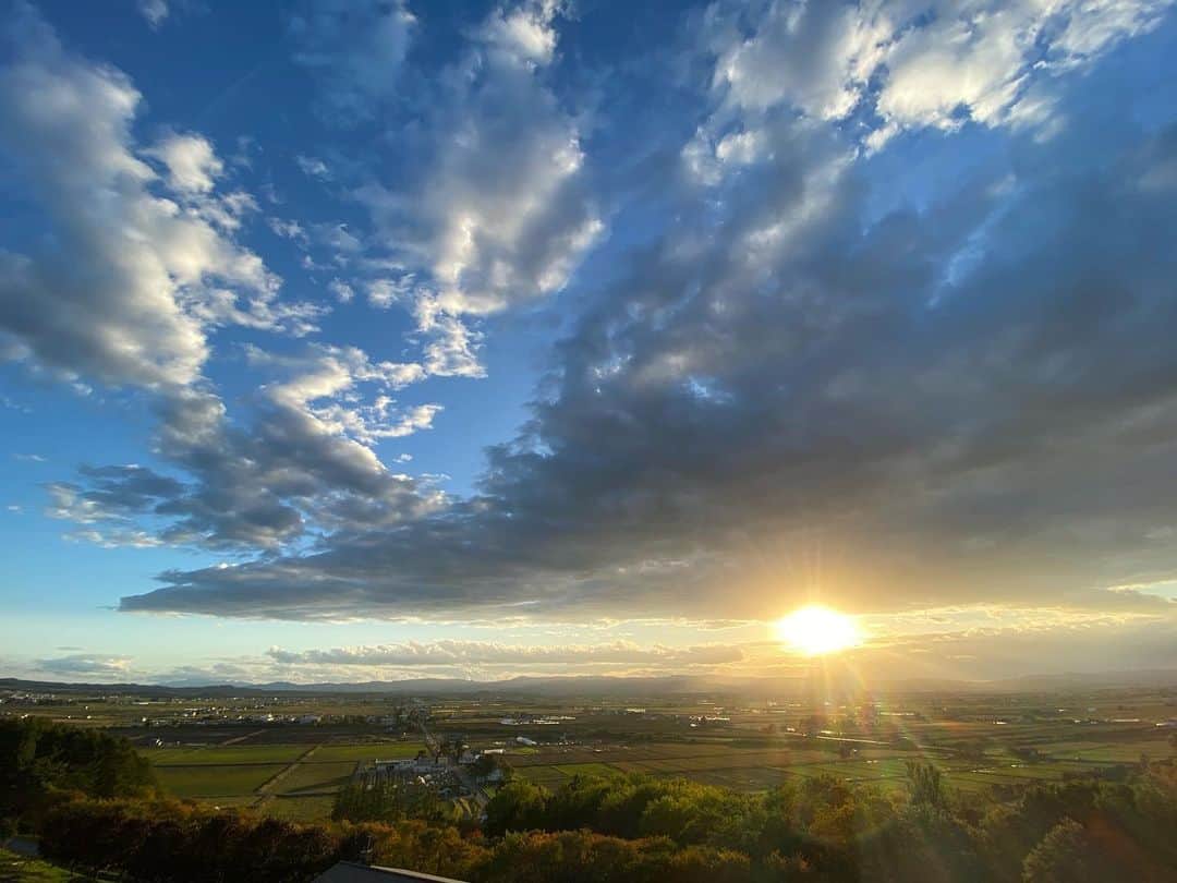 川村エミコのインスタグラム：「綺麗で泣けました😭  ある日の夕日🌇  #北海道 #東川町 #きとろん #きとろんからの風景  #旭岳」
