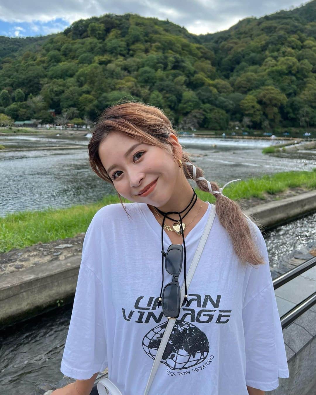 のインスタグラム：「_  ①②③ 「まーきのっ」 と言わんばかりの首の角度3連発 ④ お気に入りだったこの日のヘアを見て🫶🏽  という4連投をご覧ください💁🏼‍♀️📷笑  こういうシンプルなTシャツに ハートのチョーカー付けるだけで 一気にかわいく今季顔になるね🪽 @luana_jewelry_offcial  存在感あってお気に入りのチョーカー🩶  #いつまで嵐山おるねん #時差投稿 笑」