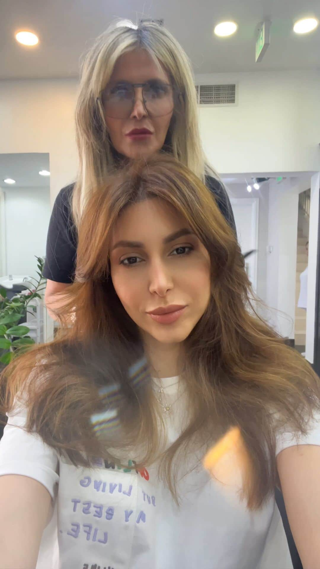 ヤーラのインスタグラム：「The one & only @fadiaelmendelek @fadiaelmendelek_dubai doing her magic 💇‍♀️❤️🪄  #Yara | #يارا」