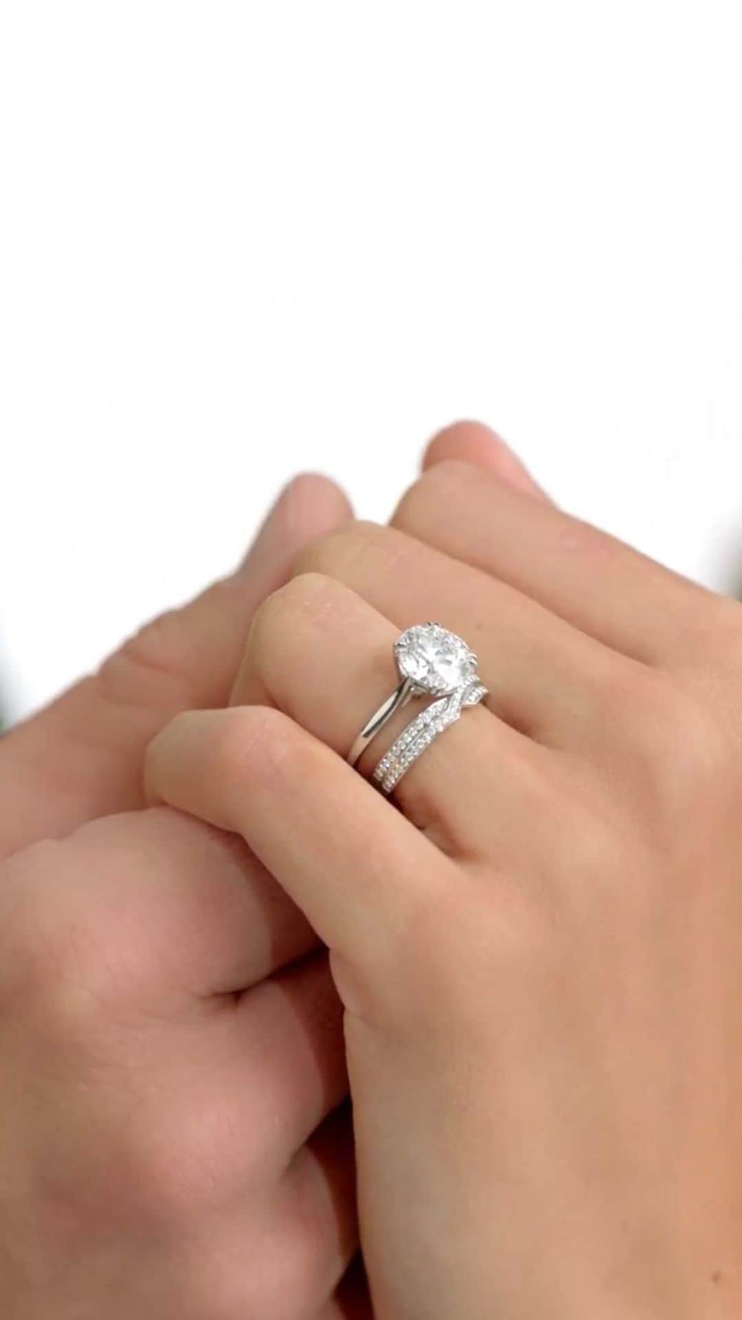 ハリー・ウィンストンのインスタグラム：「A union of elegance, romance, and beauty, an engagement ring from the House of Harry Winston symbolizes the ultimate commitment two people may undertake: the promise of a lifetime of love. Seal your bond with a Round Brilliant Diamond Engagement Ring by tapping the link in bio. #HarryWinston #BrilliantlyInLove」