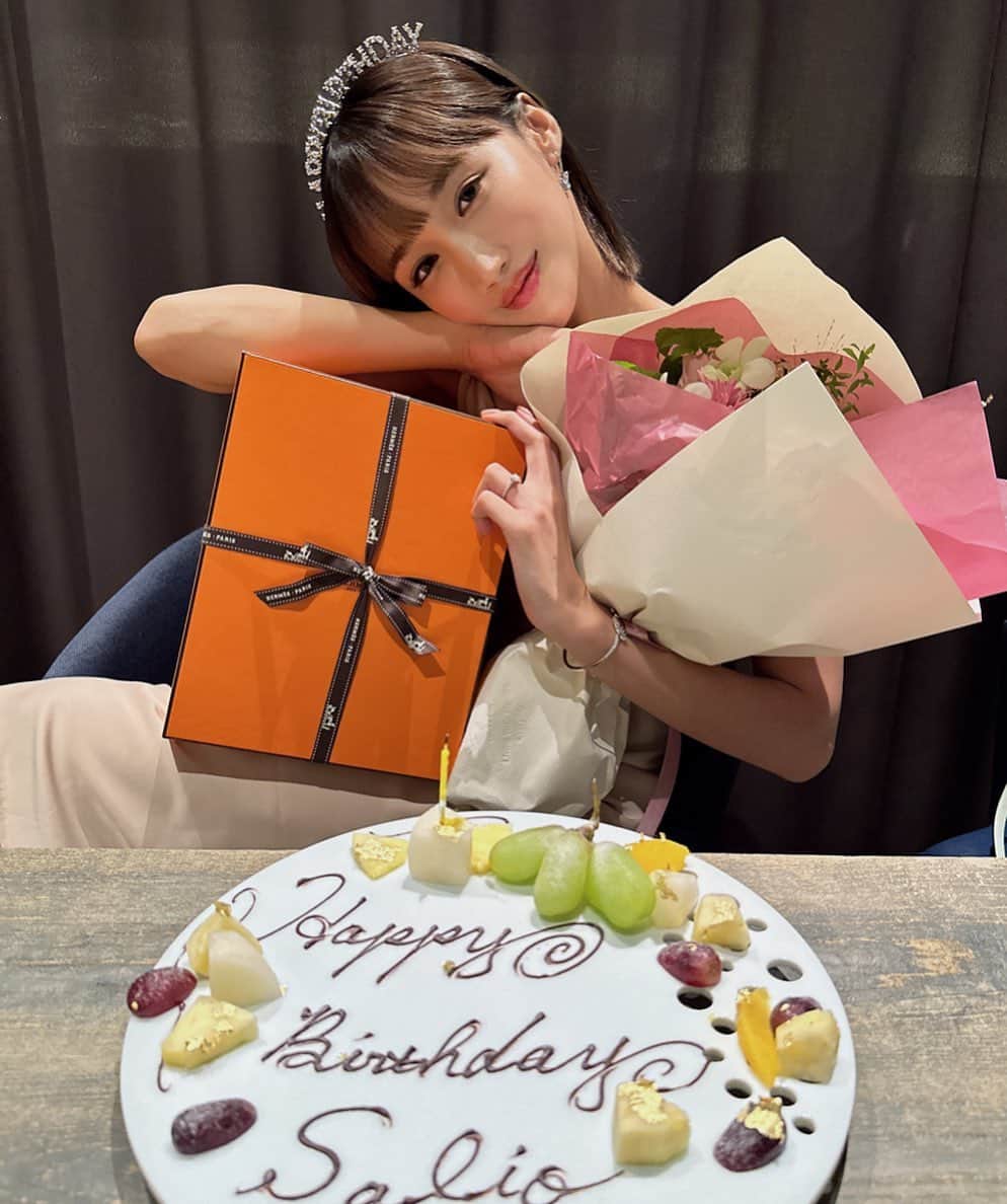 岡田サリオのインスタグラム：「👨‍👩‍👧 この1年もひきつづき、いつでもニコニコご機嫌な女♪」