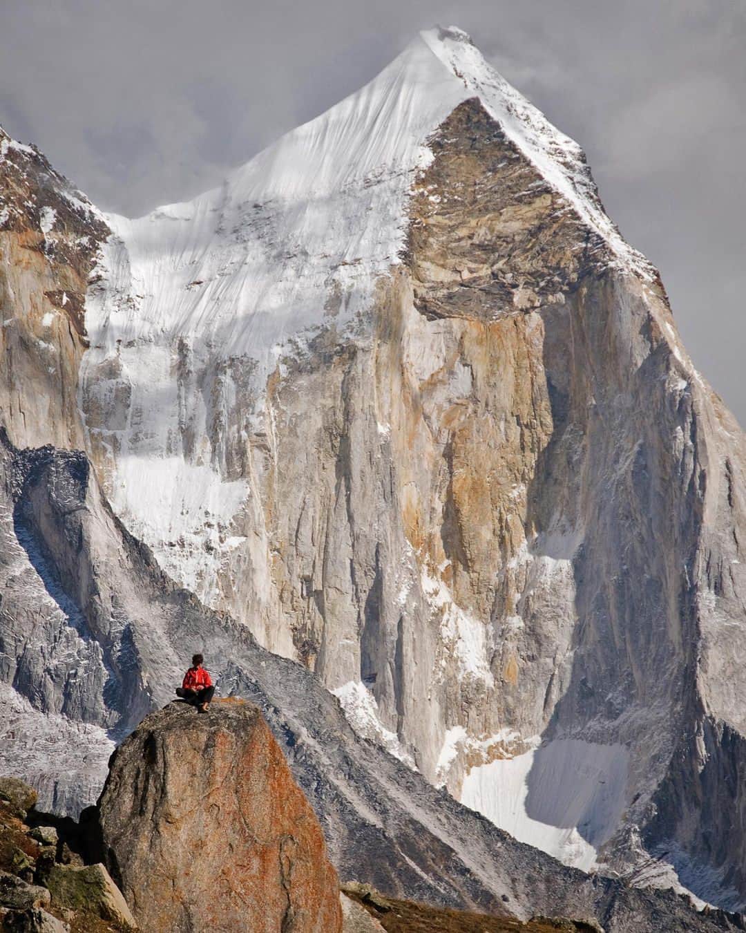 ジミー・チンのインスタグラム：「The meditation station. @renan_ozturk taking in a few moments of reflection in the maw of the Garwhal Himalayas. Topavan meadows sits in the middle of one of the great alpine climbing arenas in the world. A few miles above the headwaters of the Ganges River, this place is also the throne room of Shivling. The west face of Bhagirathi III looms in the back. @thenorthface」