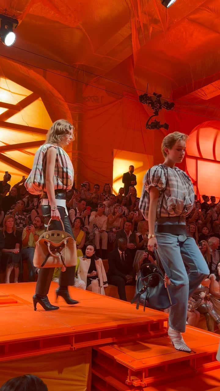 スージー・ロウのインスタグラム：「And just like that … @nicolasghesquiere @louisvuitton #LVSS24 does away with the pervasive lingering of generic Y2K obsessions and hot girl body con wear with a mega MEGA collection that instead explores and explodes 80s/90s new wave and bon-ton style.  Items of “bad taste” made to look fresh and innovative You might have vintage iterations from this time period but not in the way Ghesquière has rendered them - bulbous plaid sculpted tops, knife pleat skirts layered up, sculptural A-line minis in stiff patent, the statement working girl blouses and all topped off with my personal hosiery fave - !white tights! - and pointy exaggerated bow pumps It’s the softened free-flowing mood shift that we’ve been waiting for  One of those season-setting shows 👏🏻👏🏻👏🏻」
