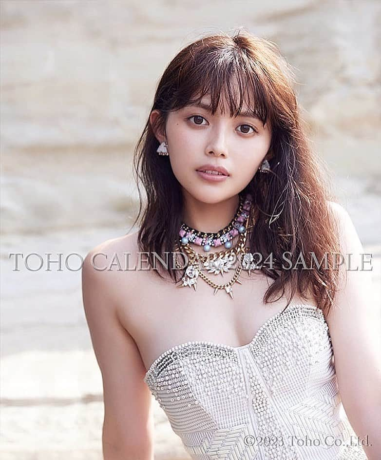 森日菜美のインスタグラム：「東宝カレンダー2024が 公開されました🪄💎 名誉あるカレンダーに初登場から3年目となり、 今年も素敵なコンセプトに携われて本当に嬉しいです。！ #再投稿すみませぬ #写真の手違いがあったのだ #いいねとコメント全部読んでたよ」