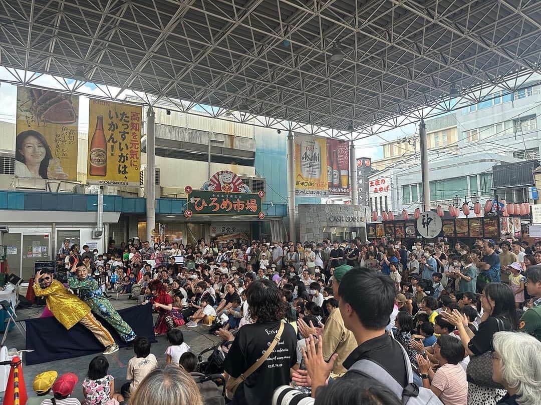 のインスタグラム：「高知大道芸。  最高でした。  街もお客さんもスタッフもキャストも全員が一丸となって楽しみにいくぞ！っていうスタイルが本当に美しい。  写真はSUKE3&SYUが撮ってくれた。ヤサメンズ。パフォーマンスも最高だった。  ありがとう〜高知！！  #tormansion #SUKE3SYU #高知大道芸フェス」