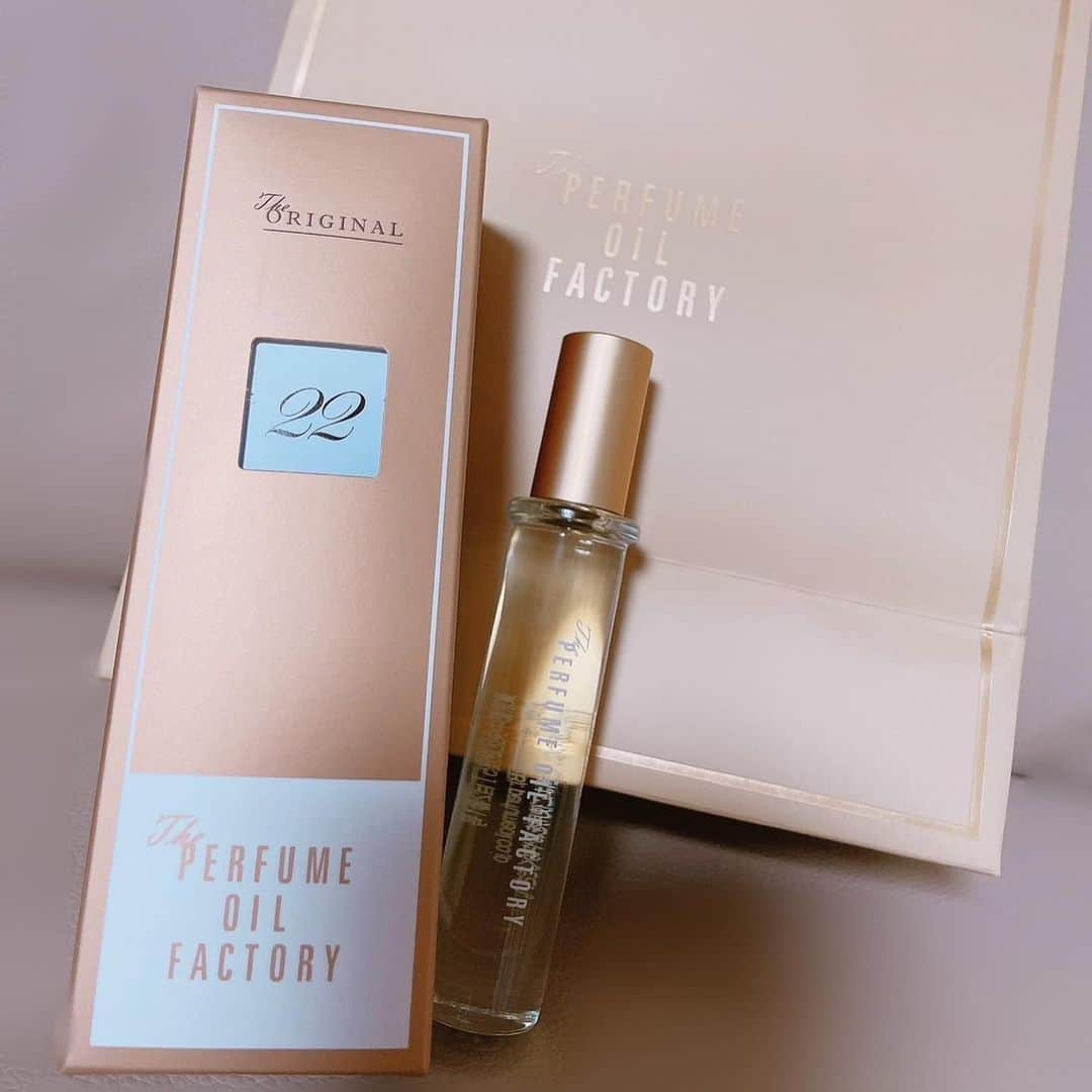 堀内まり菜のインスタグラム：「【堀内まり菜です🥥】  #theperfumeoilfactory の香水(22番)をゲットしちゃいました🪻 ABCレディオで話していた、2年ぐらいずっっと欲しかった香り♪ 自分へのご褒美にやっと購入😽  ムスクやココナッツの香りがほっと優しくて、落ち着くんだ菜〜〜  #堀内まり菜 #marinahoriuchi  #まり菜の日常」