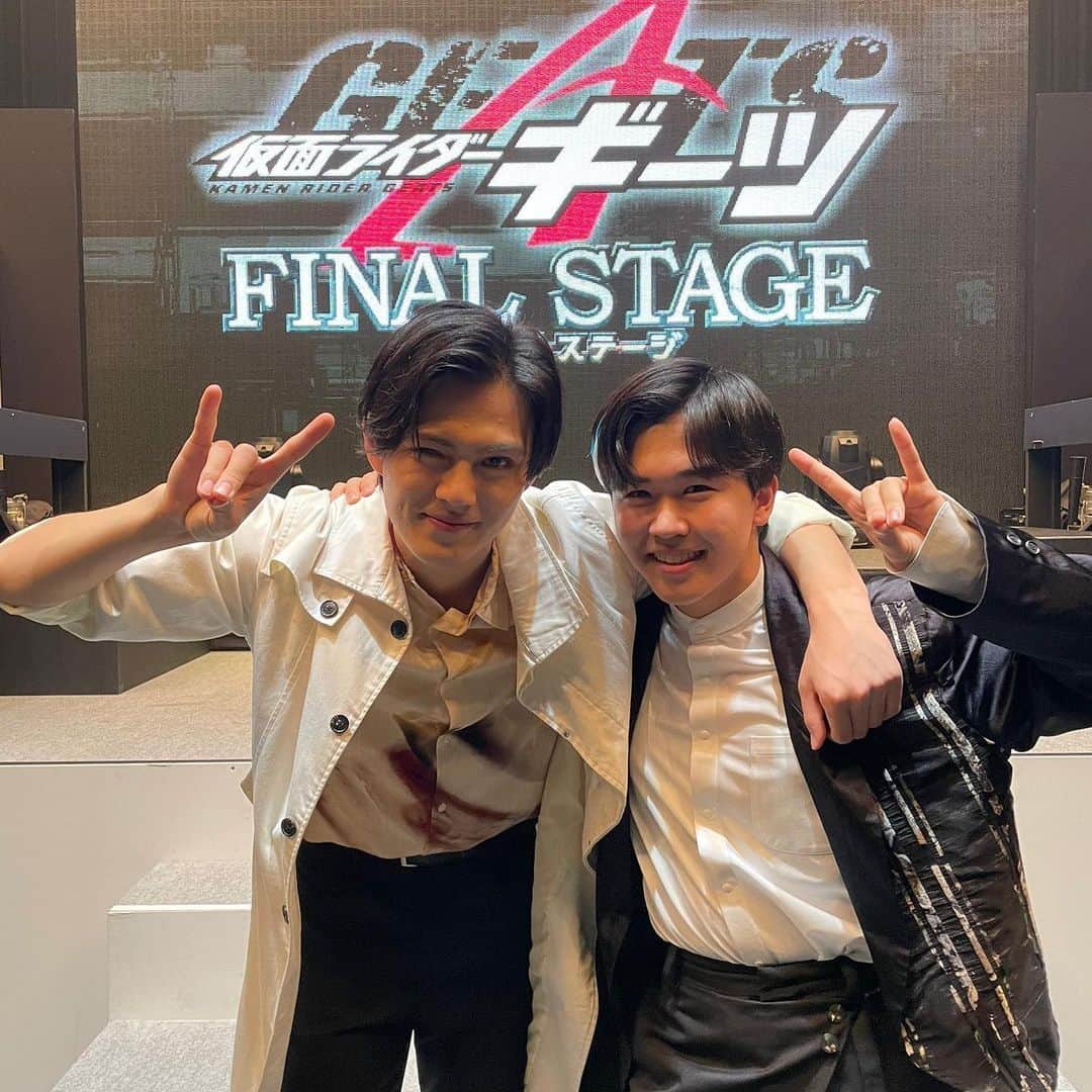 鈴木福のインスタグラム：「「仮面ライダーギーツ　ファイナルステージ」 ありがとうございました！！ 僕の出演は、30日の福岡公演で終わりでした。  これでキャストのみんなとファンの方の前に立つのが最後かと思うと、寂しかったけど、一生懸命泣くの我慢してました。 でも、簡ちゃんとゆなちゃんの涙にやられて、我慢できませんでした😭  本当にこの1年間楽しくて幸せだった〜 僕の人生で、これからも宝物だといえる時間でした！ ありがとう！ みんな大好き！  ジーンを応援してくれたみなさん、ありがとうございました！！ また帰ってきた時に喜んでもらえる人であれるよう、これからも頑張ります！  #仮面ライダーギーツ #ギーツFS」