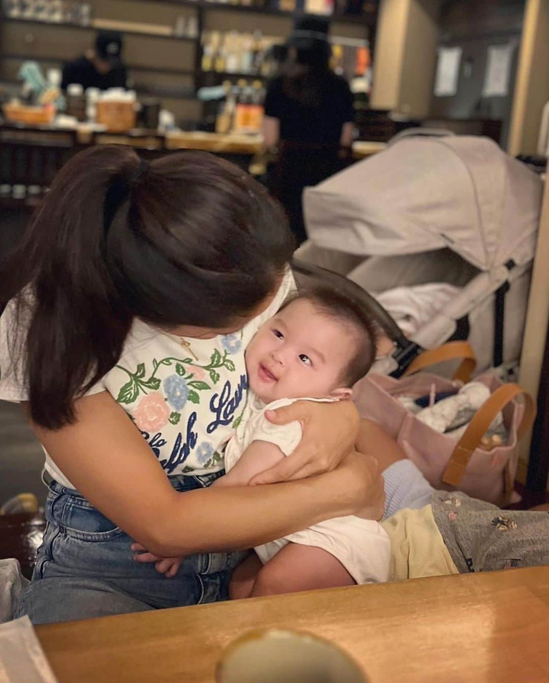 小川ひとみさんのインスタグラム写真 - (小川ひとみInstagram)「わちゃわちゃ👶👶 私の"可愛い"が溢れた備忘録✔︎ どんな瞬間も見逃したくないよ🥰 2人とも遊んでほしい💓 抱っこしてほしいよね🫶 ママの身体は１つだけど 必殺技で2人を沢山笑わせる🥹 2人に可愛い、愛してるって 1/2じゃなくて2倍にして沢山伝えるよ〜😘 #備忘録 #双子育児 #twins #5ヶ月」10月2日 22時40分 - hitomy220