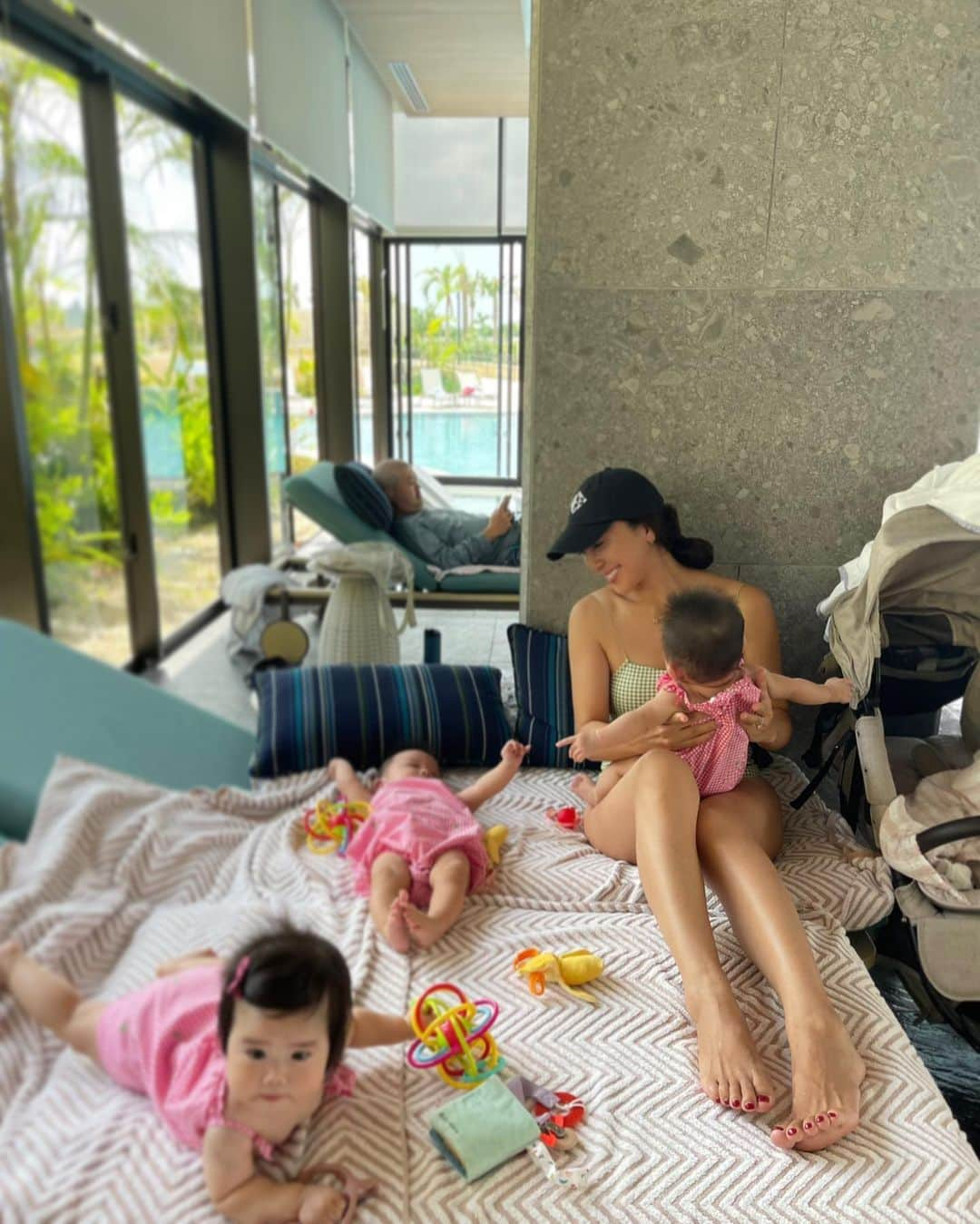 小川ひとみさんのインスタグラム写真 - (小川ひとみInstagram)「わちゃわちゃ👶👶 私の"可愛い"が溢れた備忘録✔︎ どんな瞬間も見逃したくないよ🥰 2人とも遊んでほしい💓 抱っこしてほしいよね🫶 ママの身体は１つだけど 必殺技で2人を沢山笑わせる🥹 2人に可愛い、愛してるって 1/2じゃなくて2倍にして沢山伝えるよ〜😘 #備忘録 #双子育児 #twins #5ヶ月」10月2日 22時40分 - hitomy220