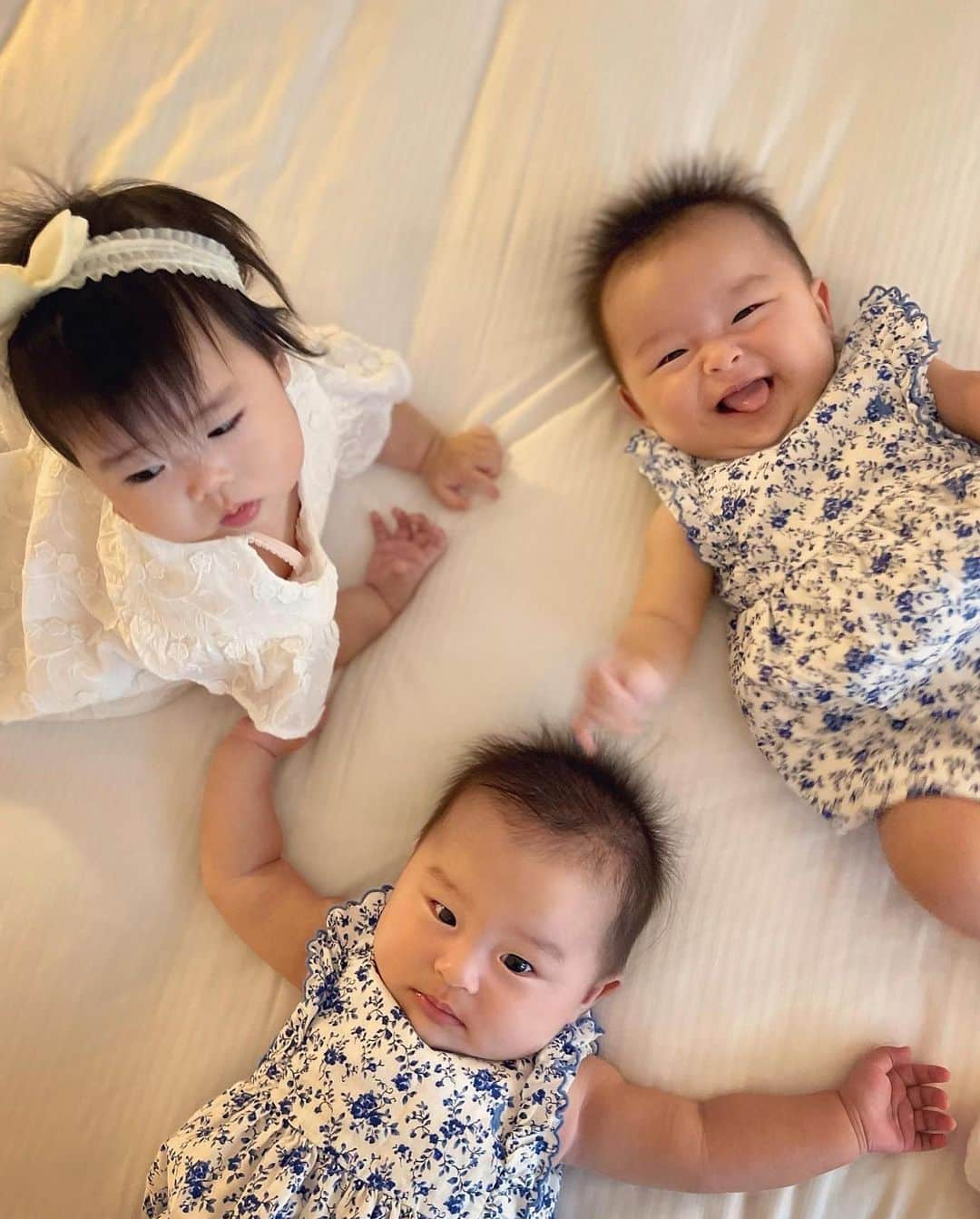 小川ひとみさんのインスタグラム写真 - (小川ひとみInstagram)「わちゃわちゃ👶👶 私の"可愛い"が溢れた備忘録✔︎ どんな瞬間も見逃したくないよ🥰 2人とも遊んでほしい💓 抱っこしてほしいよね🫶 ママの身体は１つだけど 必殺技で2人を沢山笑わせる🥹 2人に可愛い、愛してるって 1/2じゃなくて2倍にして沢山伝えるよ〜😘 #備忘録 #双子育児 #twins #5ヶ月」10月2日 22時40分 - hitomy220