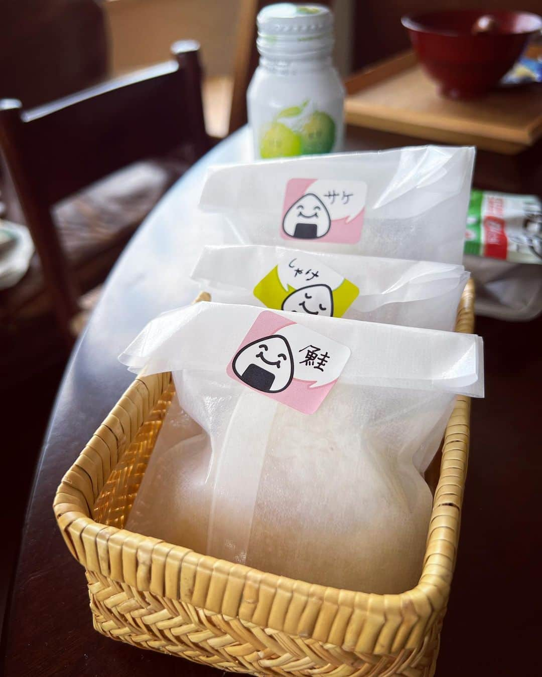 萩野志保子さんのインスタグラム写真 - (萩野志保子Instagram)「全部さけ🐟ですね🍙 リクエストでした、週末の運動会。 150m走。 1番を競うライバルと 「ミリの闘いになるから🫡」 と言い残し、行ってきます！した息子 小3, 「センチで負けた」 と帰宅🫡 😹 いいと思います！😊 #運動会 #鮭 #おにぎり #リクエスト」10月2日 22時42分 - shihoko_hagino