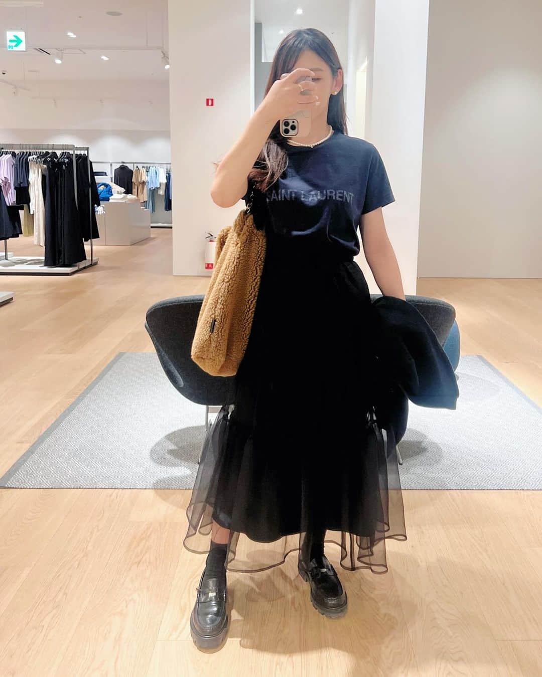t.krmeのインスタグラム：「お茶してふらふらお買い物… 久しぶりで楽しかった😊  自撮りしてるとこ撮られてた…  Tシャツにパール、くつ下にローファー、 どちらも定番の組み合わせ♡  Tops:#saintlaurent  Skirt: #arpagestory  Shoes:#celine  Bag: #violadoro  Cardigan:#yori_japan  #fashion #cordinate #casualstyle #casual#mom#outfit  #大人カジュアル #大人コーデ #ママコーデ#大人っぽコーデ #きれいめスタイル   #大人シンプルコーデ#サンローラン#ヨリ」