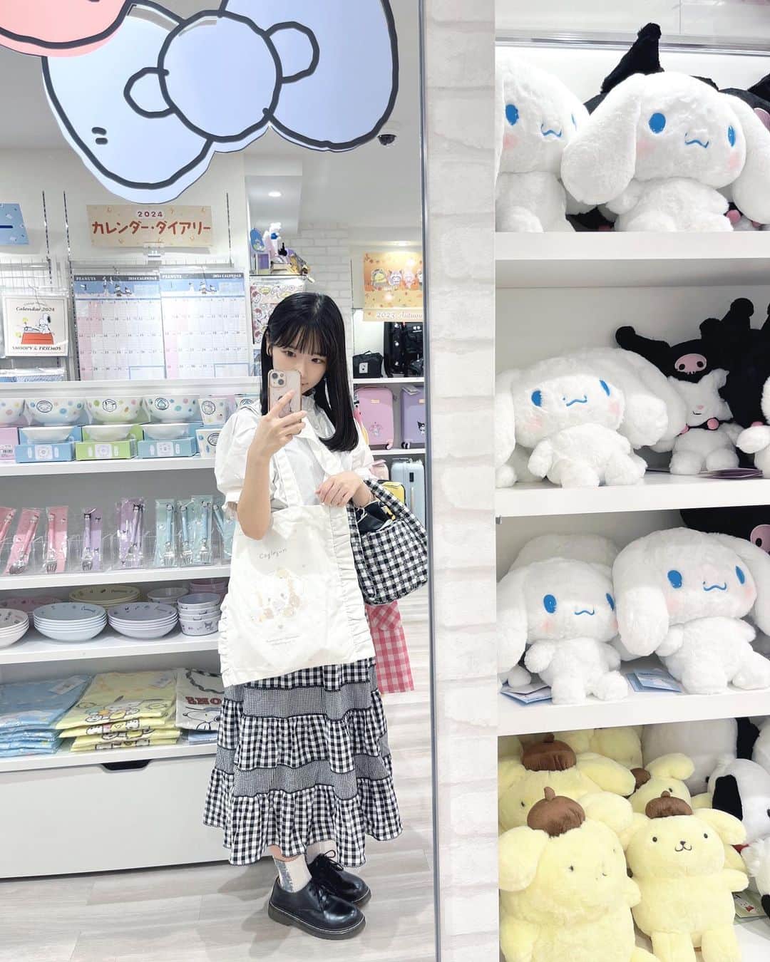 高雄さやかのインスタグラム：「☁️  こぎみゅんの トートバッグ₍ᵔ· ̫·ᵔ₎ 🍤  tops : @zara  skirt : @merryjenny_instagram  bag : @merryjenny_instagram」