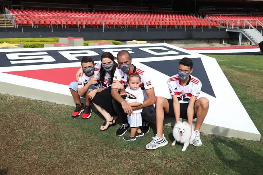 ミランダさんのインスタグラム写真 - (ミランダInstagram)「63 anos de histórias de um dos templos sagrados do futebol. É um orgulho ter jogado por tantos anos no @estadiodomorumbi , ter conquistado títulos, ter ouvido meu nome ser cantado por tanta gente e poder chamar esse estádio de minha casa 🇾🇪」10月2日 22時43分 - miranda023