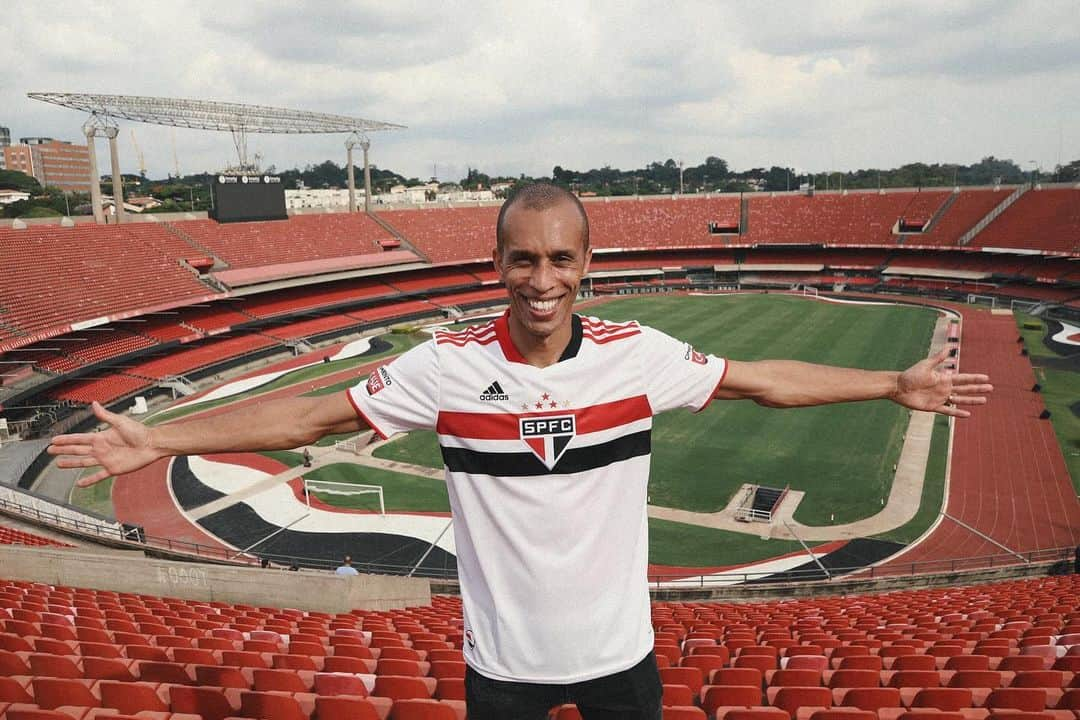 ミランダさんのインスタグラム写真 - (ミランダInstagram)「63 anos de histórias de um dos templos sagrados do futebol. É um orgulho ter jogado por tantos anos no @estadiodomorumbi , ter conquistado títulos, ter ouvido meu nome ser cantado por tanta gente e poder chamar esse estádio de minha casa 🇾🇪」10月2日 22時43分 - miranda023