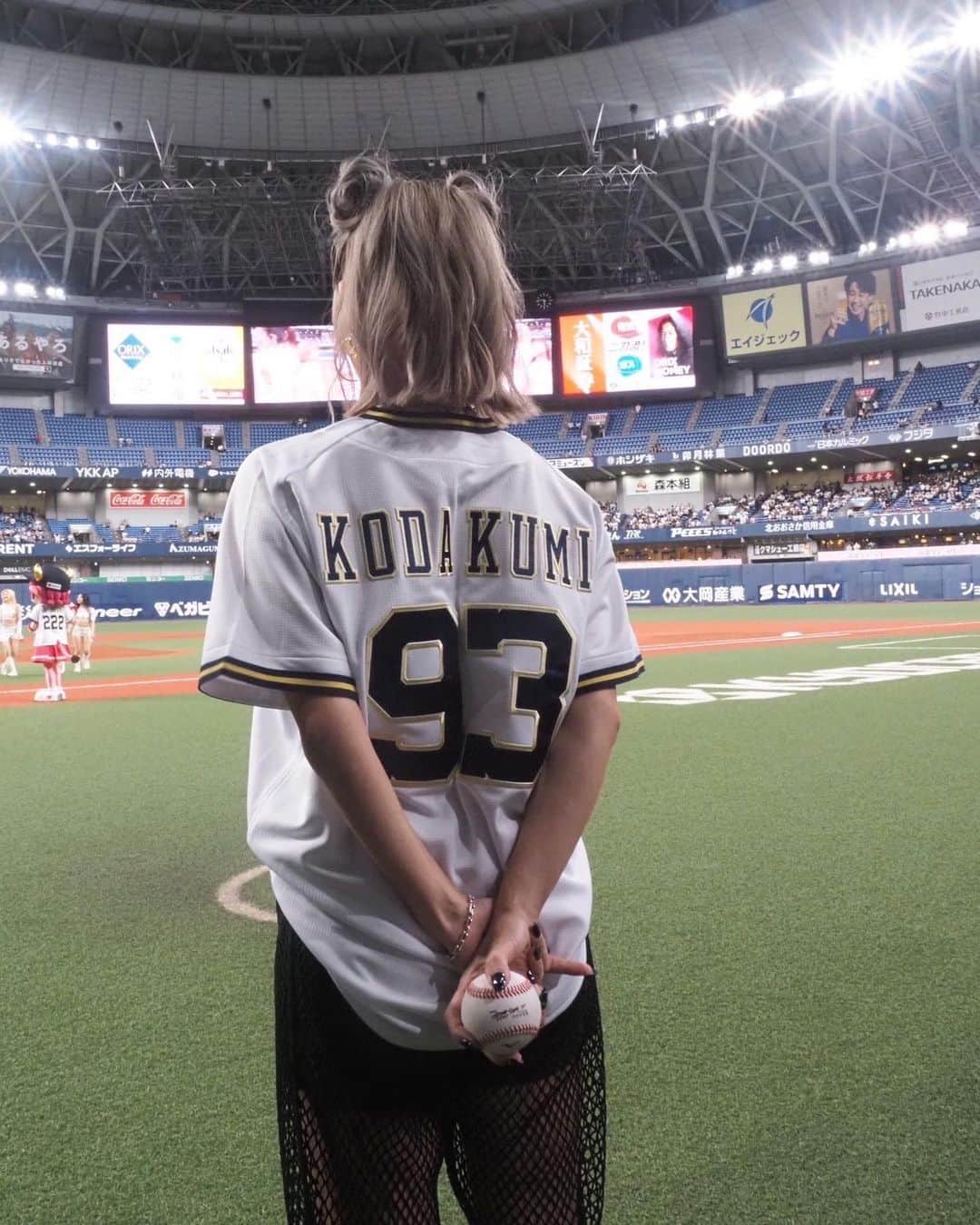 倖田來未のインスタグラム：「. 本日は、オリックス・バファローズの始球式へお邪魔させていただきました！！！ いやーーーとんでもなく緊張いたしました🫨 ブルくんとベルちゃんが、横で本番前にめちゃめちゃ応援してくれたお陰で楽しく投球させてもらいましたが、、、とんでもない暴投😭 ⁡ ネイルもバファローズカラーにして、短くしてきたのに、悔しいです😭 ですが、バファローズのファンの皆さんに温かい拍手をいただけました！ 本日はありがとうございました！！！⚾️ ⁡ #オリックスバファローズ #野球 #始球式 #kodakumi #倖田來未」