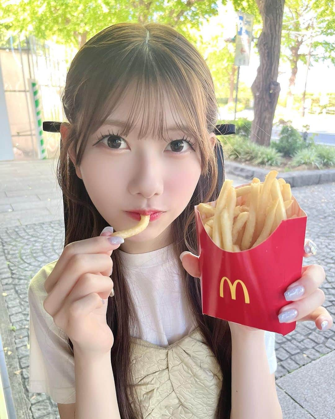 千葉恵里さんのインスタグラム写真 - (千葉恵里Instagram)「☁️ 🍟 ☁️ 🍟 ☁️ ⁡ ⁡ ⁡ ⁡ ⁡ ⁡ ⁡ ⁡ ⁡ 最近の好物 ⁡ ⁡ ⁡ ⁡ ⁡ ⁡ ⁡ ♪♪ ⁡ #ポテト  #ハーフアップ #ねじりハーフアップ #ヘアアレンジ #巻き髪」10月2日 22時46分 - eriierii_1027