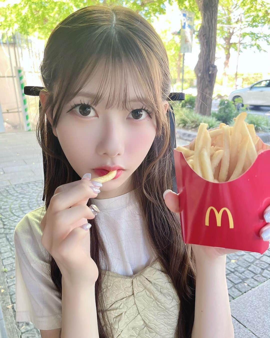 千葉恵里さんのインスタグラム写真 - (千葉恵里Instagram)「☁️ 🍟 ☁️ 🍟 ☁️ ⁡ ⁡ ⁡ ⁡ ⁡ ⁡ ⁡ ⁡ ⁡ 最近の好物 ⁡ ⁡ ⁡ ⁡ ⁡ ⁡ ⁡ ♪♪ ⁡ #ポテト  #ハーフアップ #ねじりハーフアップ #ヘアアレンジ #巻き髪」10月2日 22時46分 - eriierii_1027