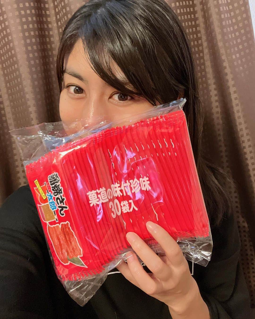 のインスタグラム：「様々な美味しそうなもの♪たくさん事務所にプレゼント送っていただきました☆ そして一層テンションが爆上がりしたもの・・・ 　 愛する「#蒲焼さん太郎 」！！！4パックも！！！！！ 　 120枚の蒲焼さんが食べ放題なのです。 なんという贅沢✨ 大事に食べようと思ったけど、一つ手を出したら止まらない。既に30枚が終わろうとしています・・・ 　 でも例え瞬時に蒲焼さんが無くなってしまっても、その他にも好物が控えているのでしばらく楽しめます♪ ありがとうございました❤️」