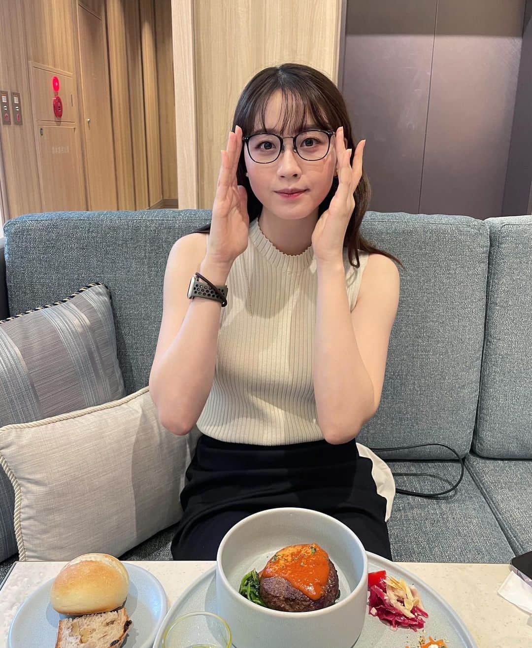 東城茉里さんのインスタグラム写真 - (東城茉里Instagram)「. . . 長年使っていたメガネを新調🥸 . . 帰り道立ち寄ったカフェ ハンバーグのランチセット美味しかった☺︎ . . #都内カフェ #anniversairecafe」10月2日 22時56分 - tojomari_