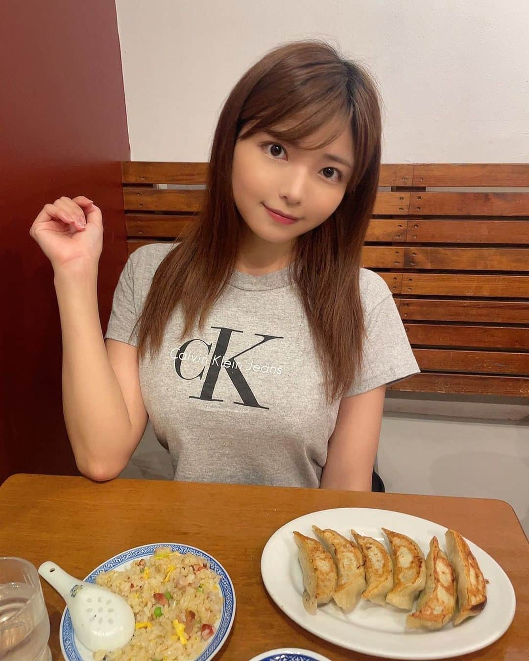 西谷麻糸呂のインスタグラム：「この前美味しい中華食べてきました🍜❣️  あっという間に10月突入💨皆さん今月もよろしくね☺️  夜風が秋の匂いになってきてちょっぴり寂しい気持ちになる🍃」