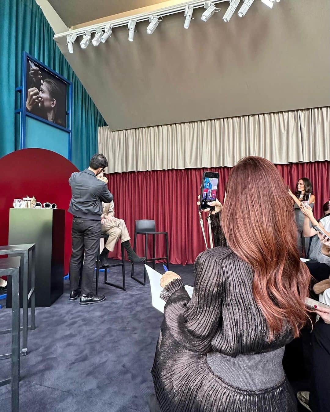 神崎恵のインスタグラム：「・ 今回のHermès Beauty Le Regard Hermès Press Trip🫏 各国から編集長、エディター、kolが集まりました。 エルメスのミュゼでは歴史、ひとつひとつのストーリーに触れ、 新作コレクション発表会では、エルメス ビューティ部門 クリエイティブ・ディレクター　グレゴリス・ピルピリスによる新作アイカラーとマスカラのデモンストレーションで美しく色を纏う提案、そしてこのコレクションへの思いを聞くことができました。 また詳しくご紹介をしたいのだけれど、 とても印象的だったのは、 「みつめることを大切にしてほしい。 目元に色を纏い、目をしっかりとひらき、 目線を世界に向ける。 世界を旅してほしい。 社会を旅してほしい。」 というメッセージ。 ビューティーから始まる自由や楽しみを感じることができる素晴らしい時間でした。 フレグランスのボトルはランタンから、 リップスティックのデザインは馬術競技で使われるバーから、 コリエ・ド・シアンは犬の首輪から、 いつくものルーツが並ぶミュゼは驚きと感動、ため息の連続でした。  #ｴﾙﾒｽ  #HERMES  オンブル ドゥ エルメス パレット クワテュール  トレ ドゥ エルメス マスカラ ボリューム  レ　パンソー　エルメス 10月25日発売予定」