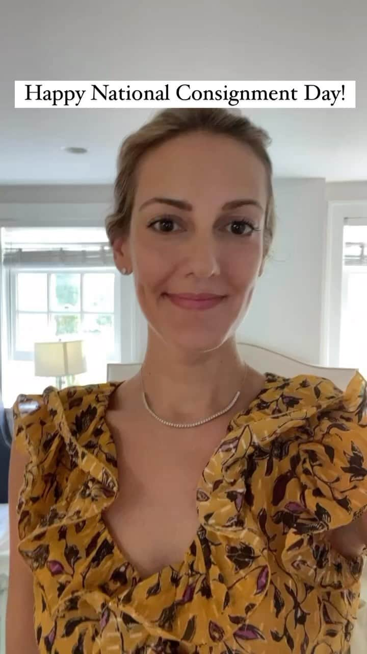 Anna Jane Wisniewskiのインスタグラム：「HAPPY NATIONAL CONSIGNMENT DAY!  Not only is consignment good for your wallet but it’s also good for the planet. Recirculating one out of fashion items will help get the fashion industry back on track  to achieving the goals from the the Paris Climate Accords. I love consigning items that no longer serve me and @therealreal makes it easy. Now, go clean out your closet to celebrate! #ad #NationalConsignmentDay」