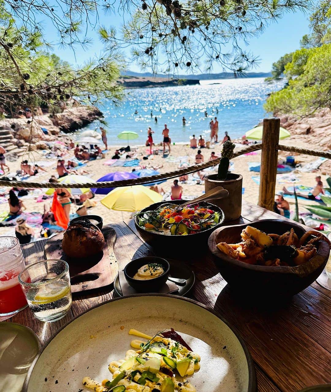 アレッサンドラ・アンブロジオさんのインスタグラム写真 - (アレッサンドラ・アンブロジオInstagram)「Hola October 🏖️☀️」10月2日 22時50分 - alessandraambrosio