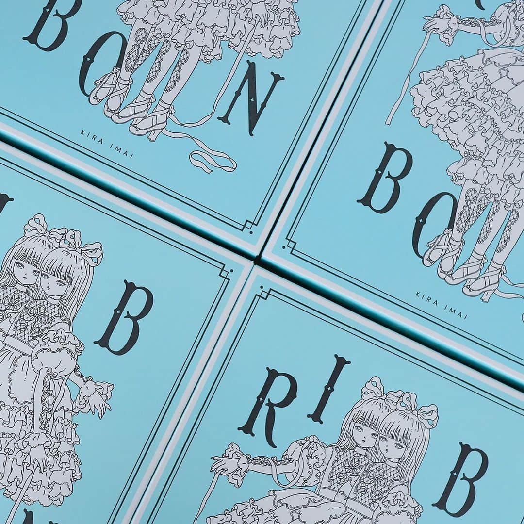 今井キラさんのインスタグラム写真 - (今井キラInstagram)「𝒩𝑒𝓌 zine「Ribbon」特装版 zine・Ribbonぬりえ本・カード・箱入りポストカードセットを専用ボックスに納めました。限定数100。 ＊zineとポストカードは通常商品と同じものになります ＊Ribbonぬりえ本にはナンバーとサインが入ります ⁡ 🎀🎀🎀 ⁡ Monochrome MAGIC 今井キラ＆妖 Exhibition ⁡ ▪︎10/6(金)～10/9(月) ▪︎12:00-18:30 ＊初日15:00 OPEN ＊最終日17:00 CLOSE ＊10/6 15-17時＆10/7 12-14時は事前予約チケット制 ⁡ 🎀HALO space 01 〒150-0013　東京都渋谷区恵比寿1-23-21　ヤマトハイツ1F （恵比寿駅徒歩5分） ⁡ 会期終了後に在庫のあるアイテムはWeb Storeでの販売を予定しております。」10月2日 22時54分 - kiraimai