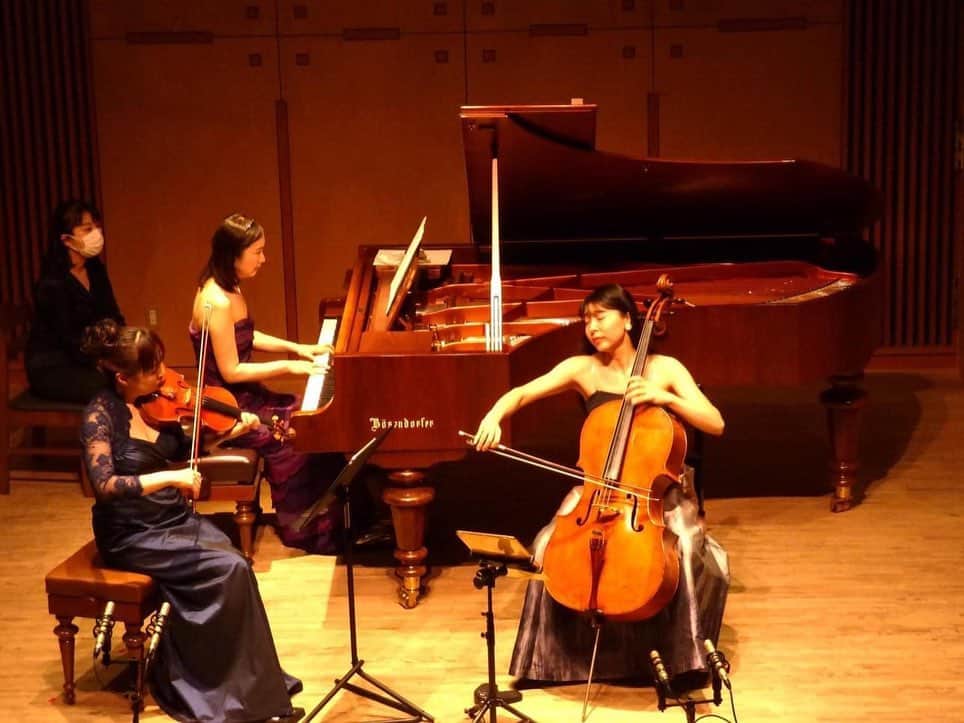 新倉瞳のインスタグラム：「Shostakovich Piano Trio op.67  椿三重奏団in安曇野無事終演✨  公演前日にただいま〜😆と会場入り、恒例の安曇野散歩、館長ご夫妻のおもてなしとそこへ集まる皆さまのあたたかさ。  あづみ野コンサートホールならではの椿を聴きに、皆さまありがとうございました！  そして今回も絵里子さん多佳子さんと一緒に居られてたくさんの幸せを感じた椿旅でした🥰」